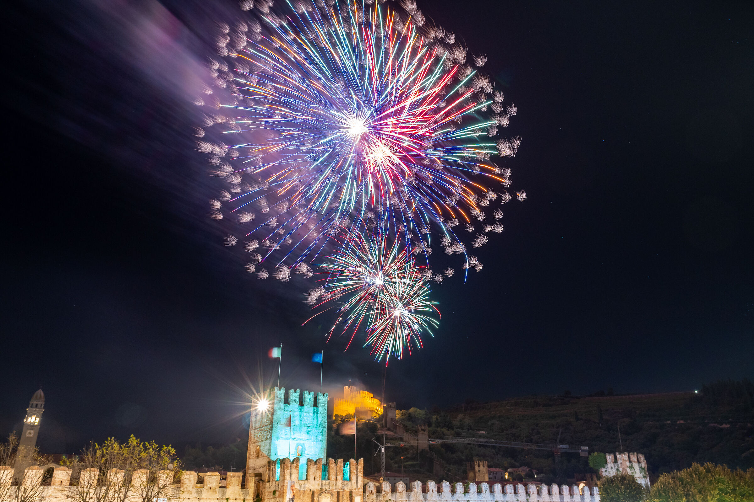 Spettacolo pirotecnico sul borgo medievale 1