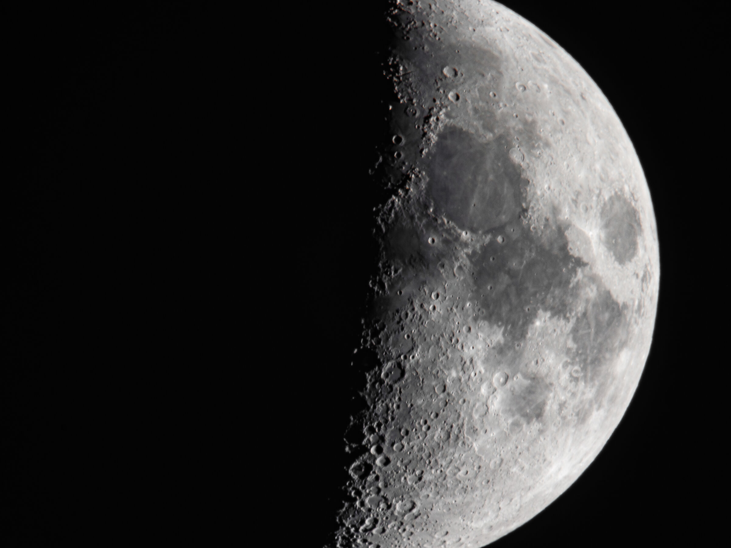 'sta luna pare 'na scorza 'e limon