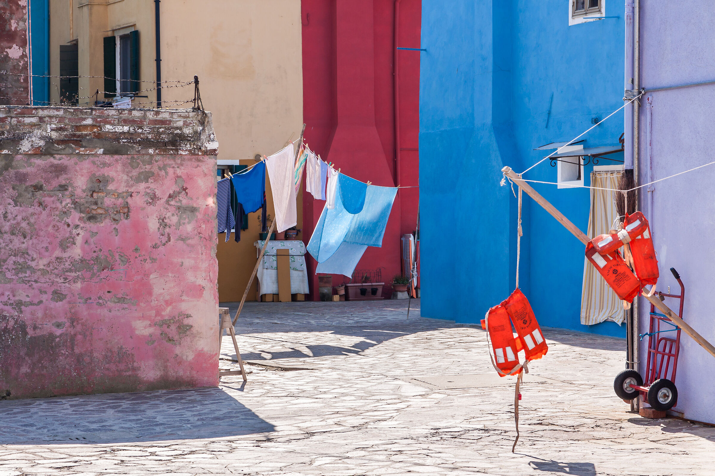 vibrante e disordinato arcobaleno Burano