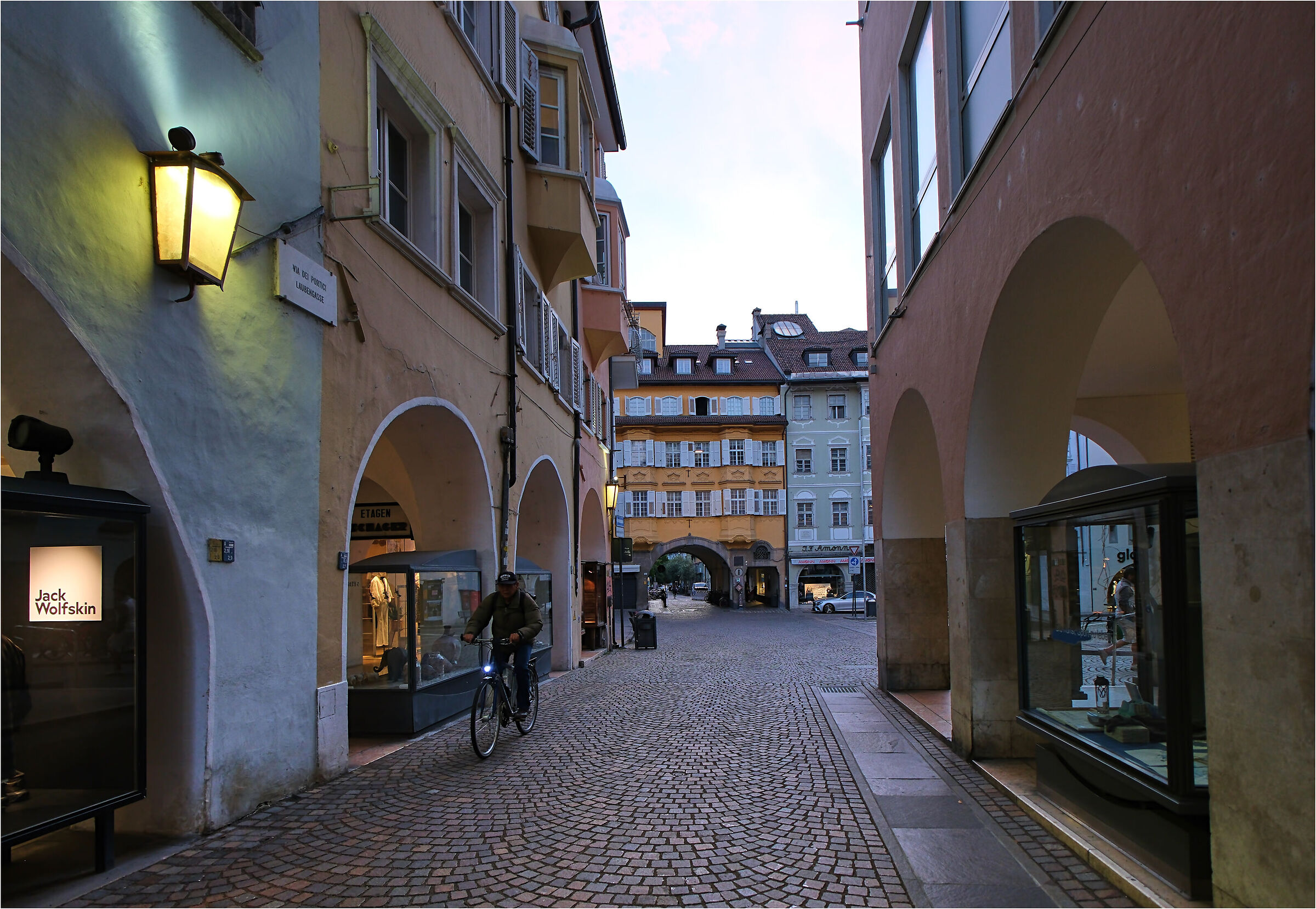-Via dei Portici-