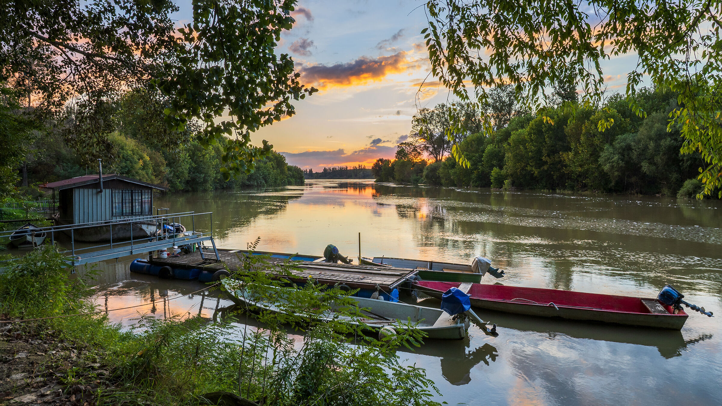 Boats in a bend of the Po