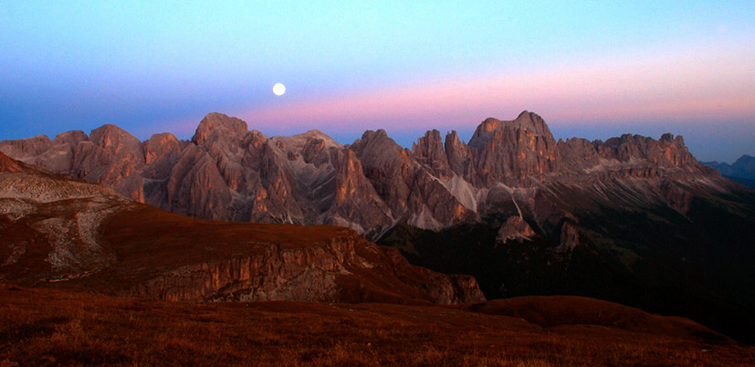 La luna sul Catinaccio poco dopo il tramonto