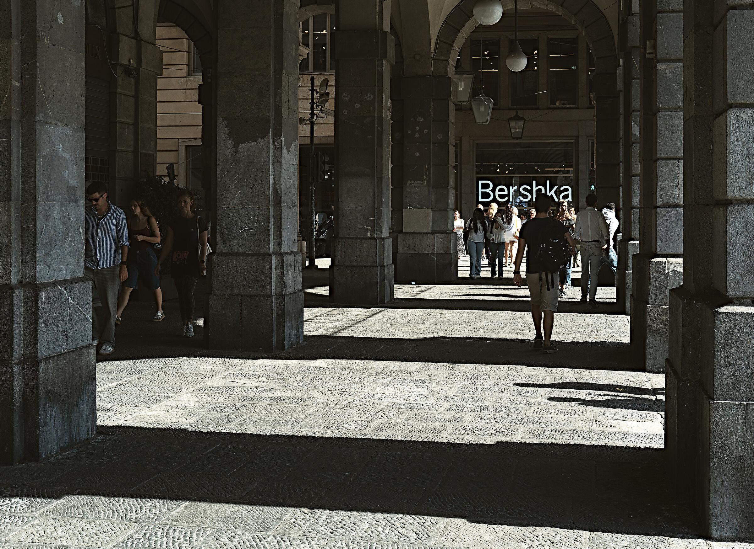 A passeggio sotto i portici