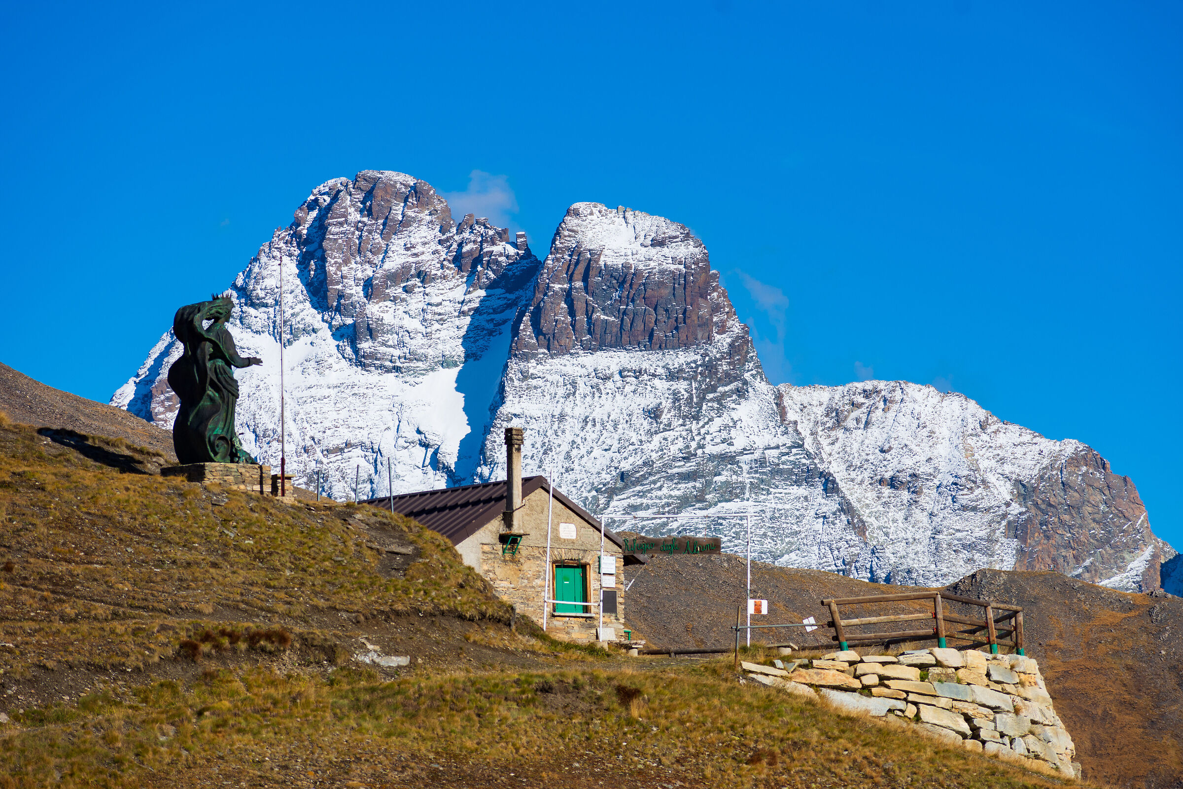 Rifugio degli alpini e Monviso sullo sfondo