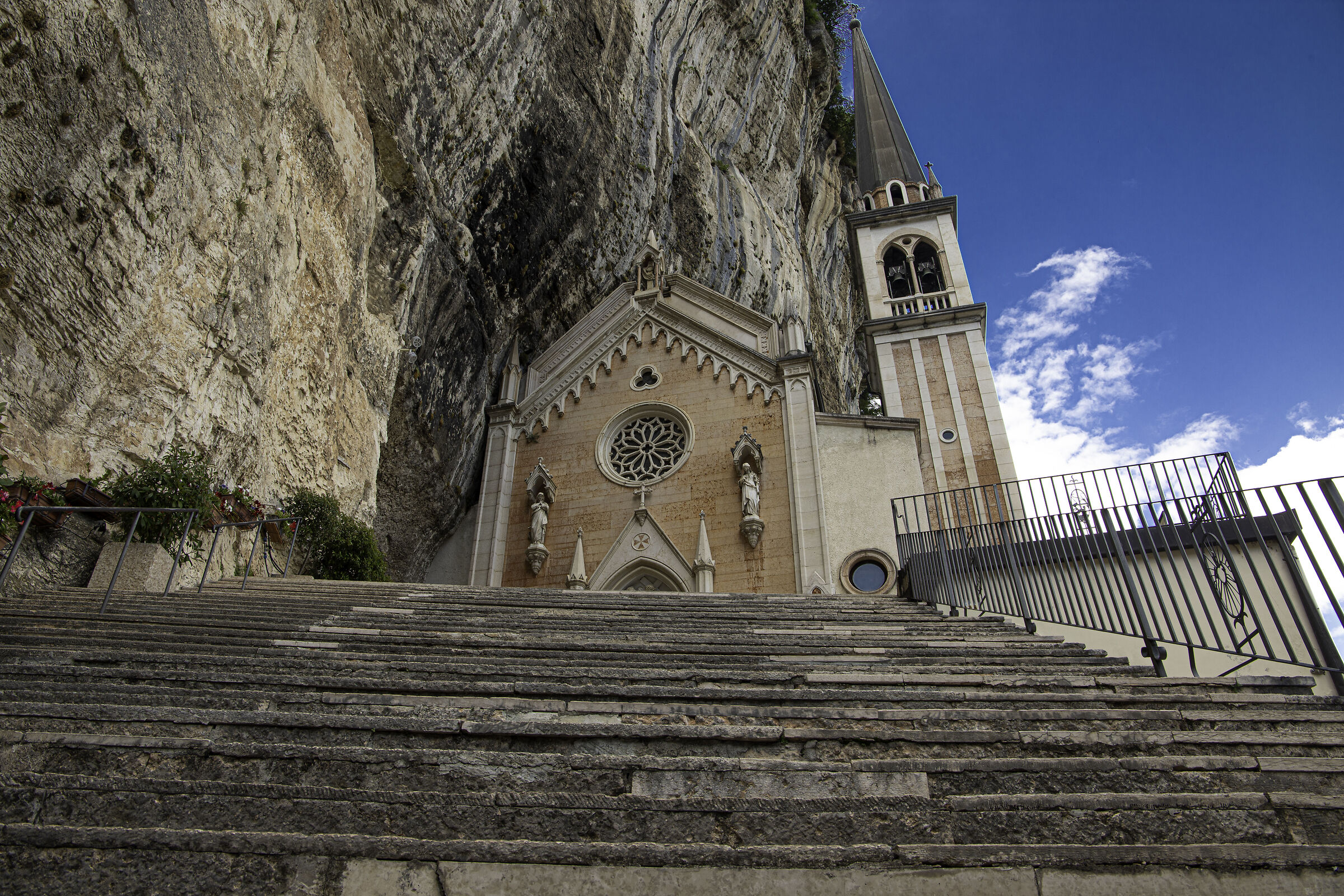 Santuario madonna della corona