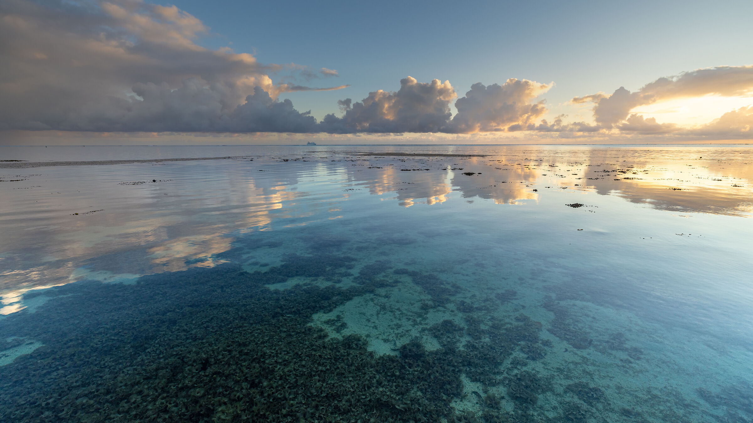 Riflessi sul mare a Rangiroa