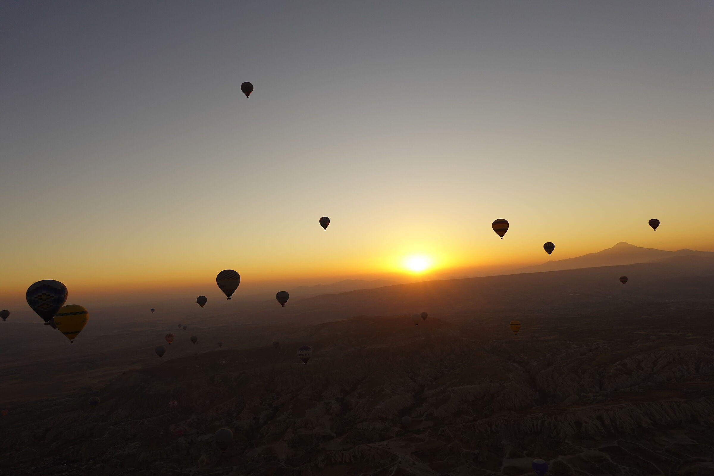 Decine di mongolfiere in volo sulla Piana di Goreme.