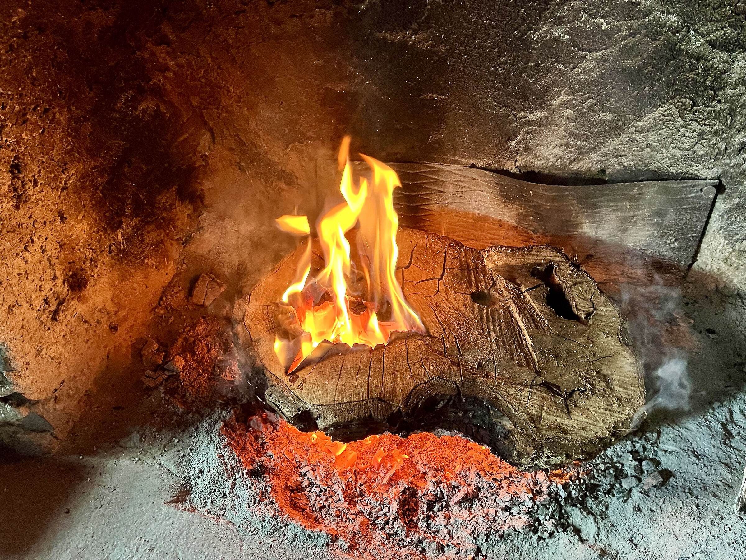 Montoi, 10.10.2025: from the fireplace in the farmhouse