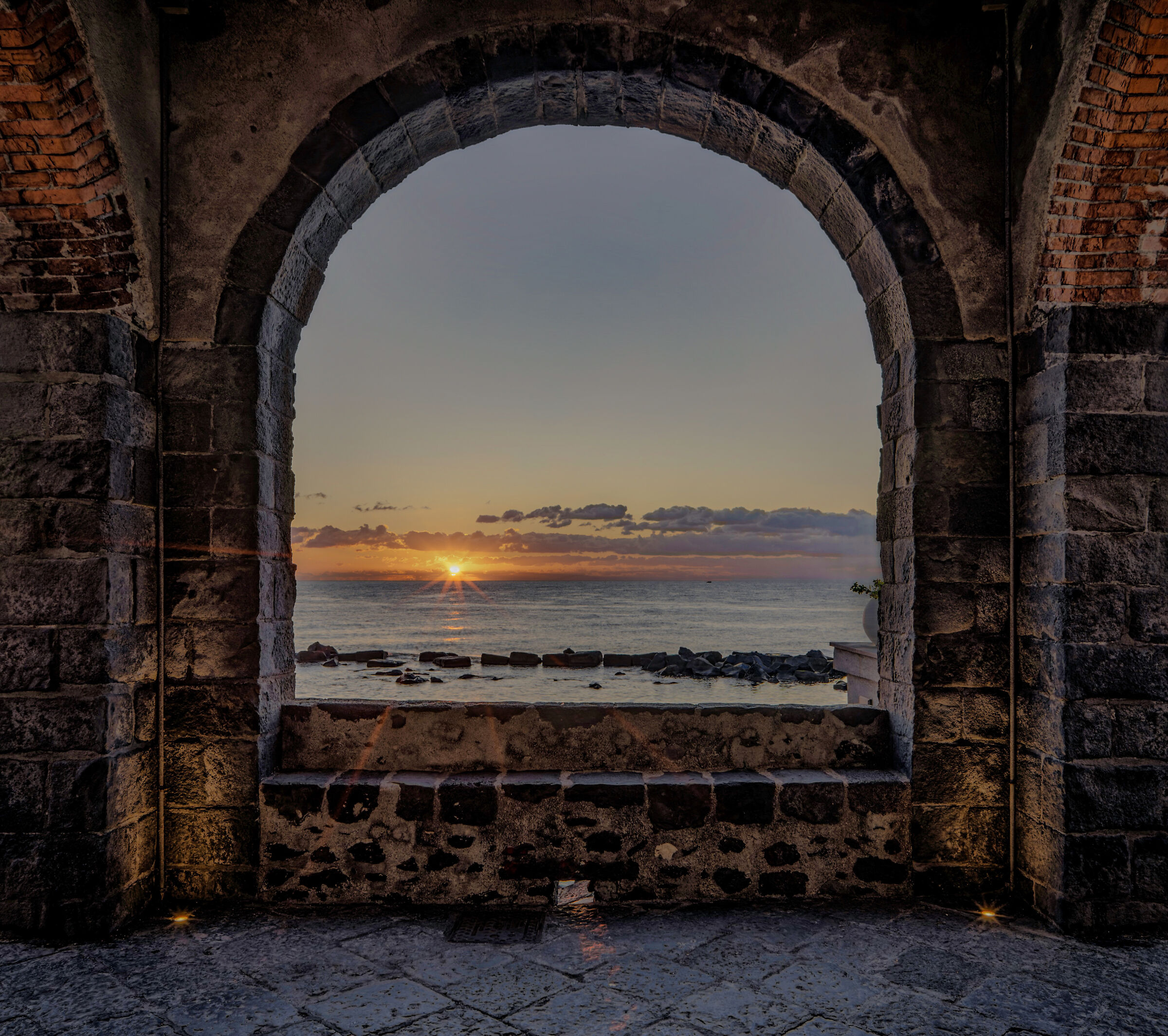 L'alba sotto l'arco...