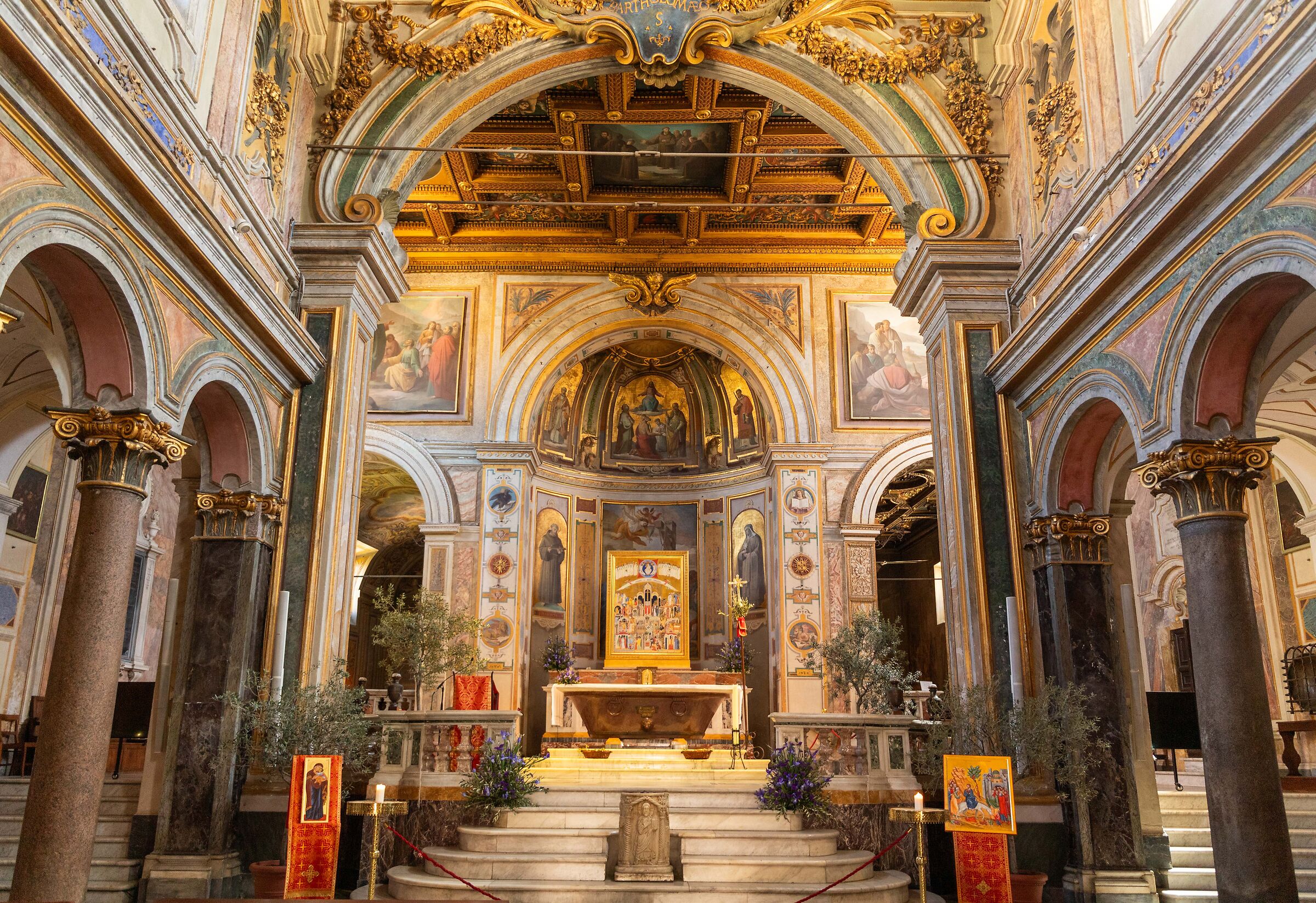 Basilica of San Bartolomeo on the Tiber Island (30 photos)