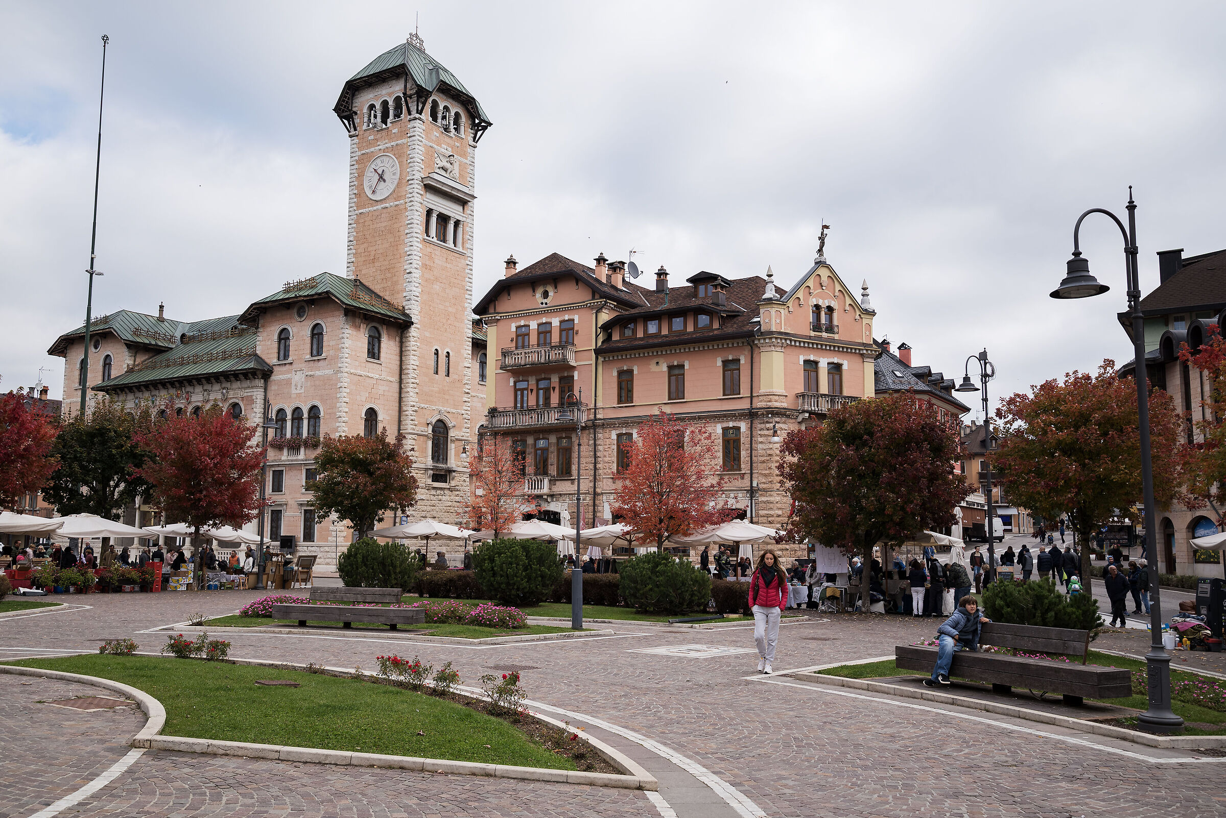 Il municipio dalla piazza della fontana