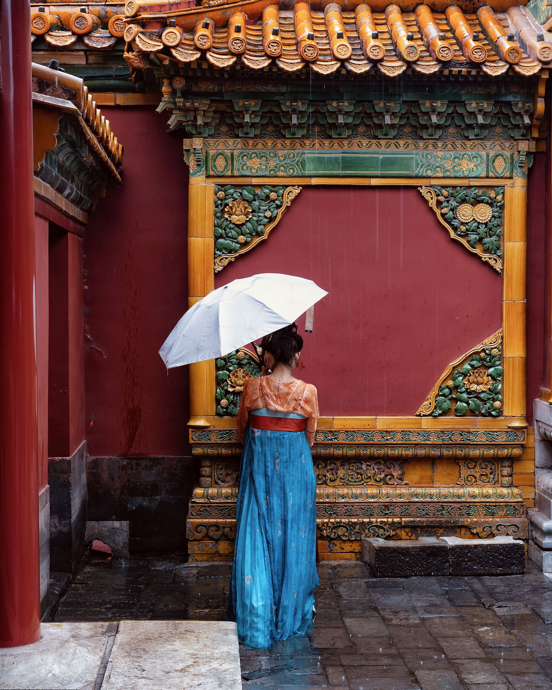 The girl under the raiin