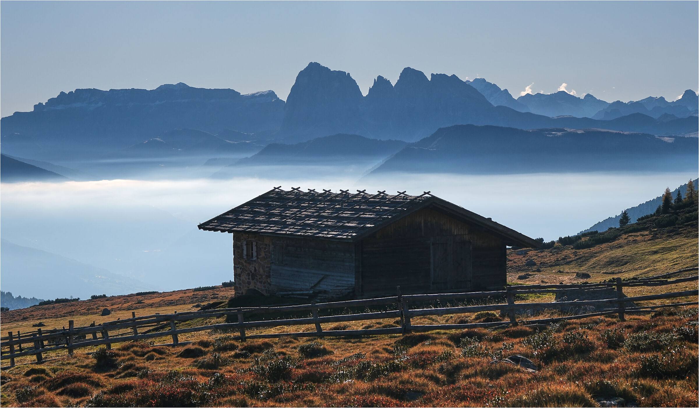 -rifugio alpino nella foschia-