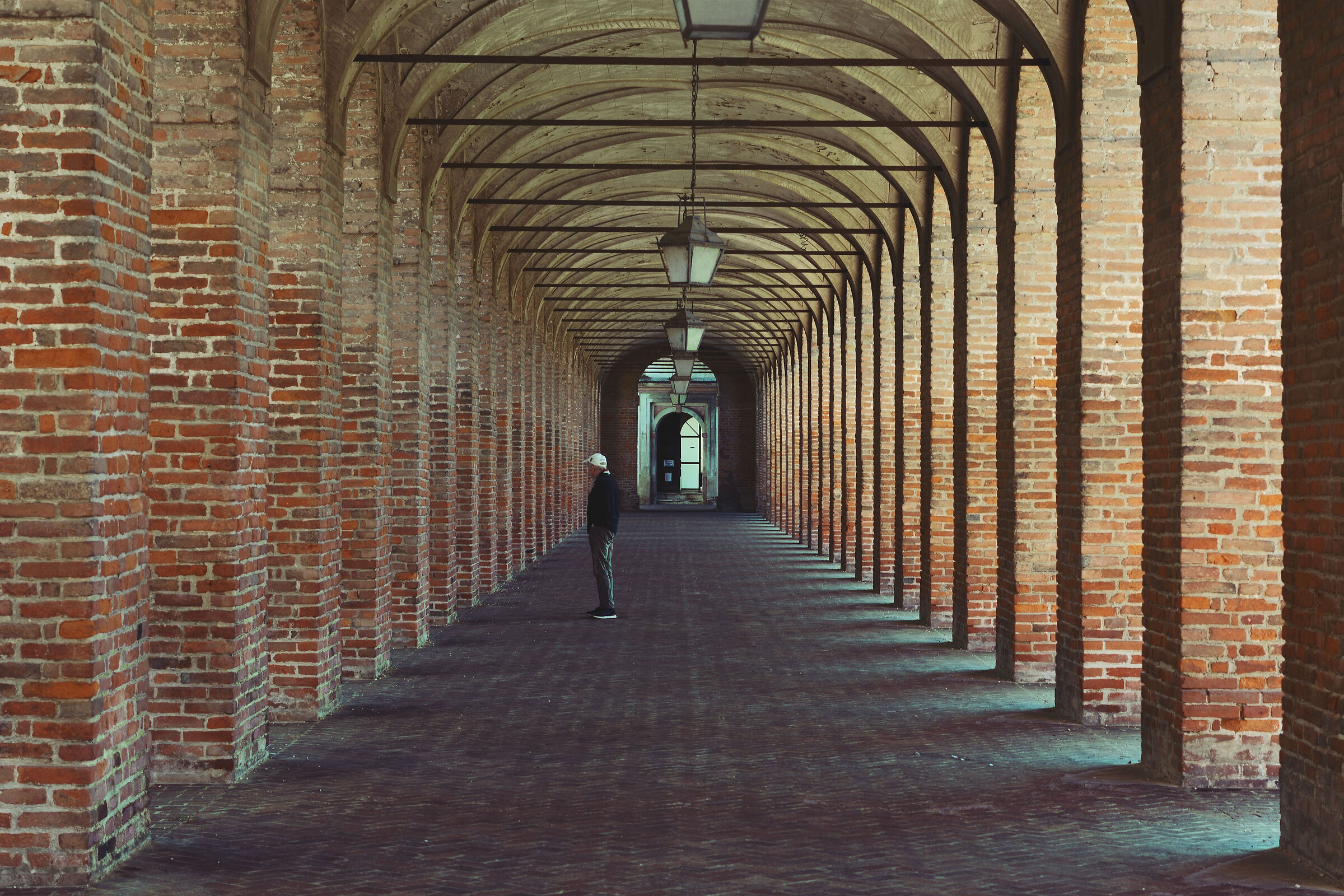 Asymmetry of loneliness