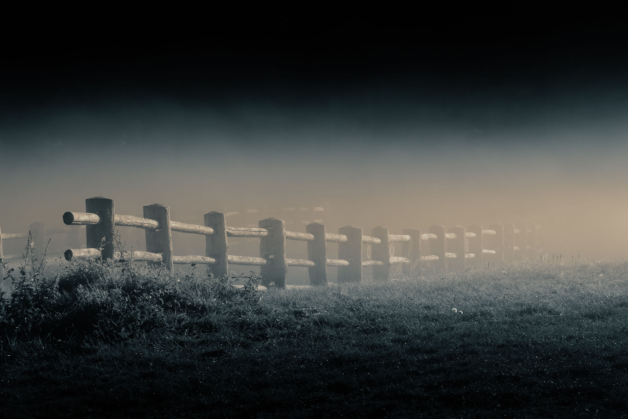 Steccato immerso nelle prime nebbie di autunno