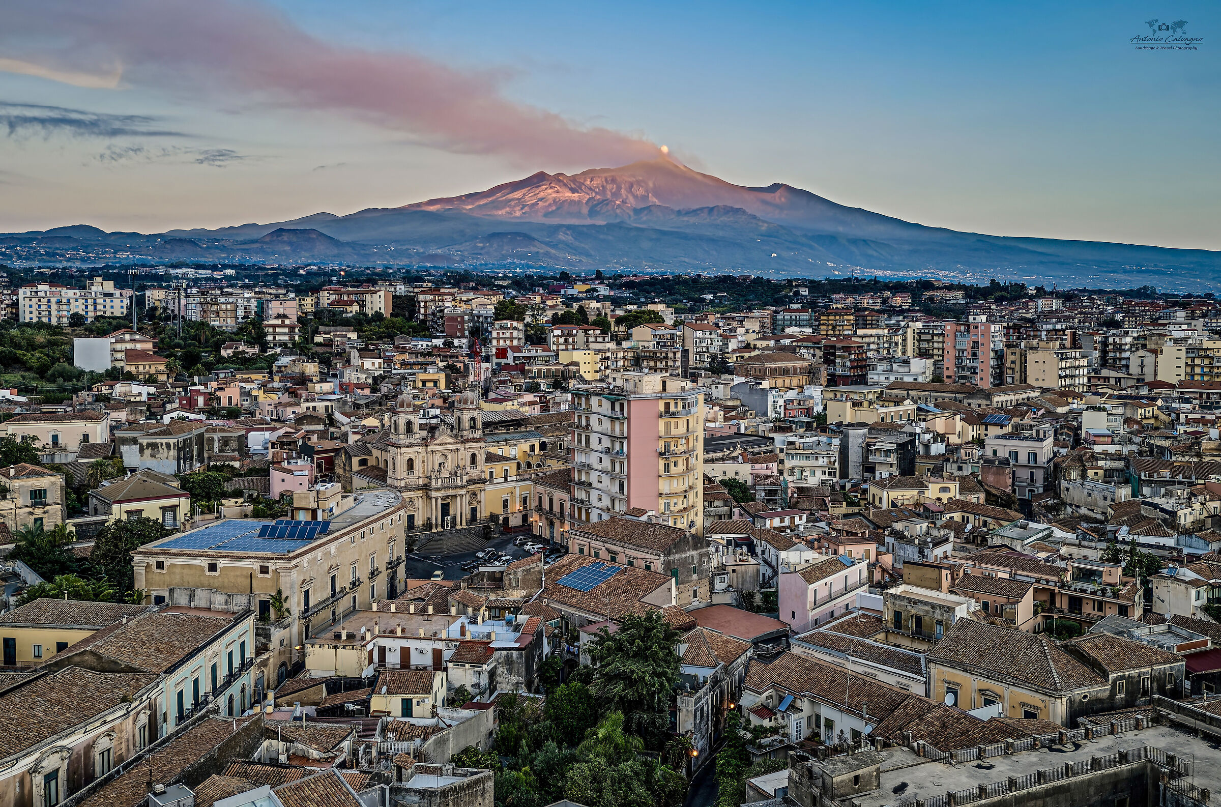 La città di Acireale con sfondo Etna