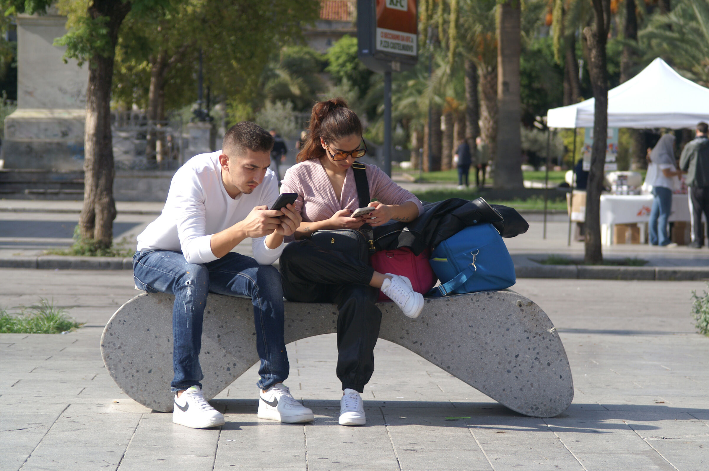 Fidanzati che si inviamo messaggi d'amore su whatsapp