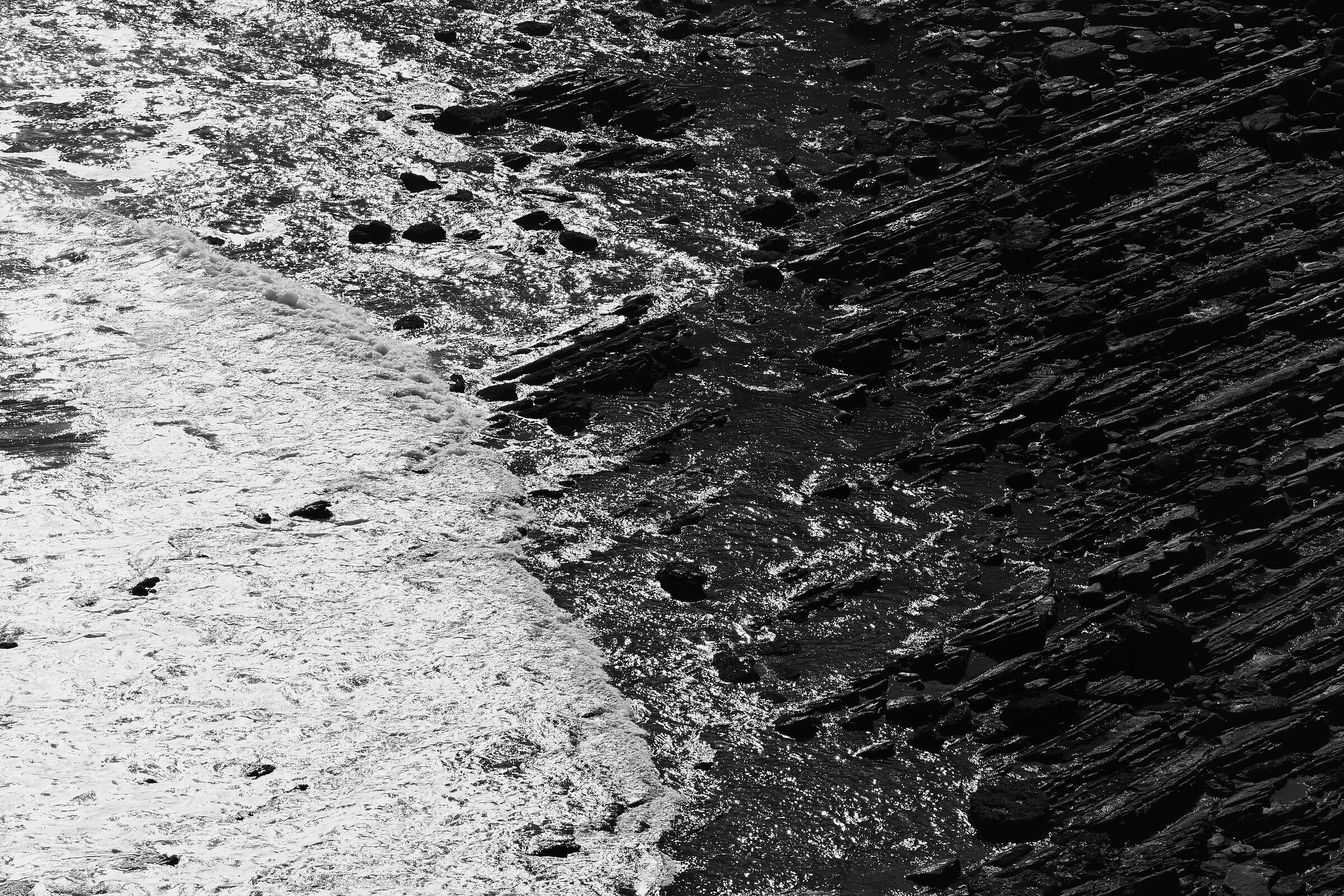 Acqua bianco, roccia nero