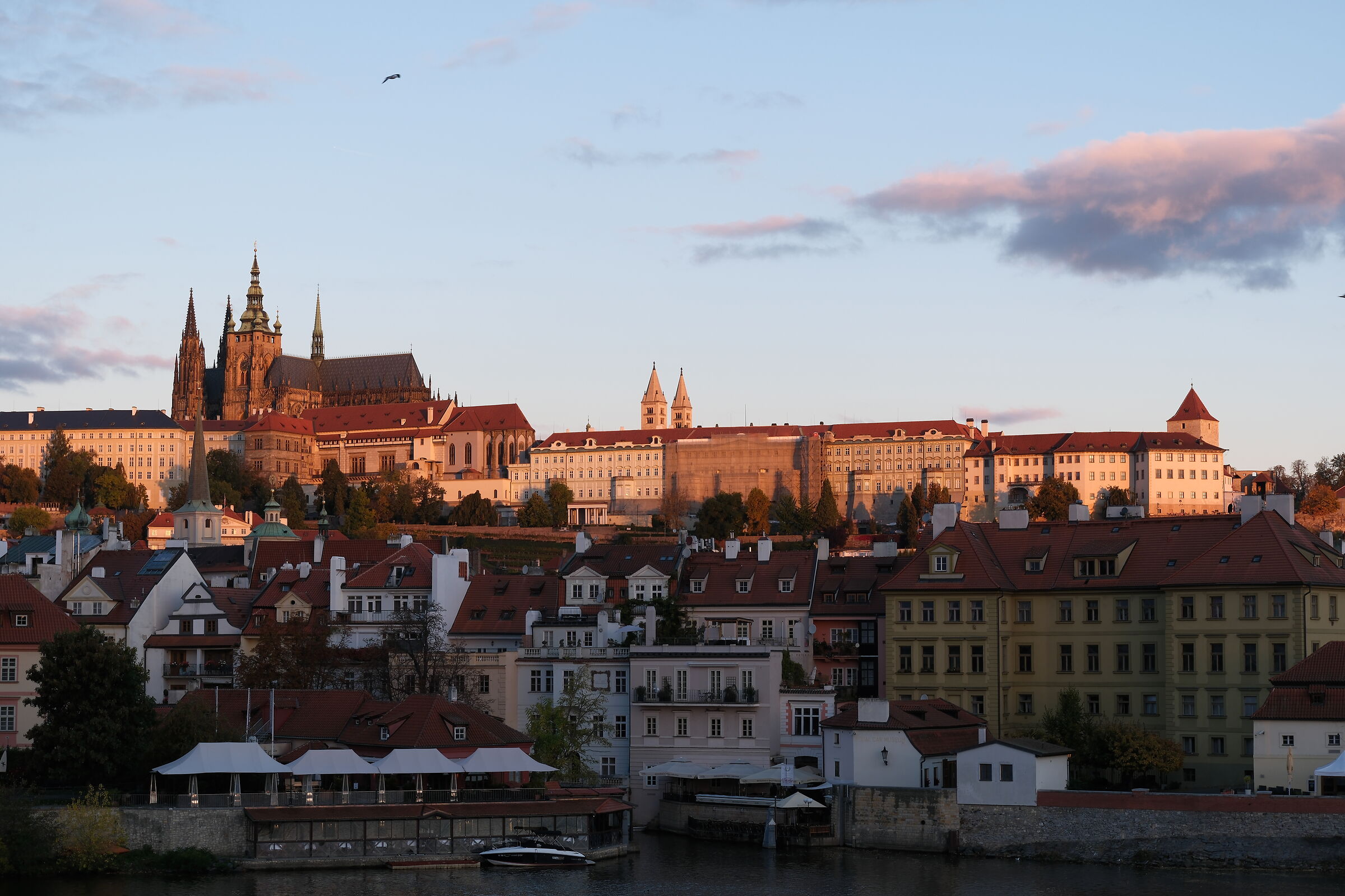 Le prime luci del giorno sul castello di Praga