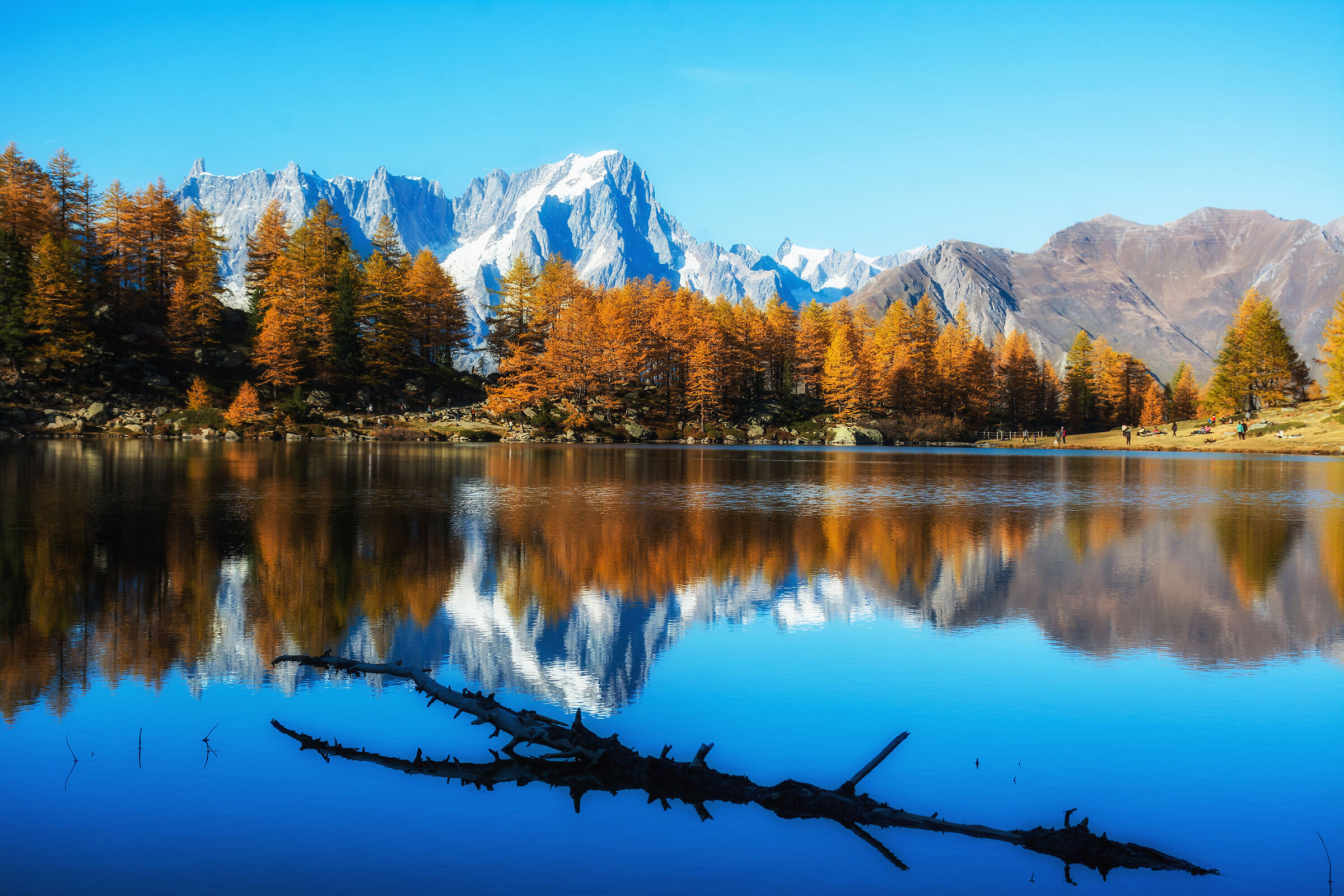 Lago d'Arpy e il Grand Jorasses