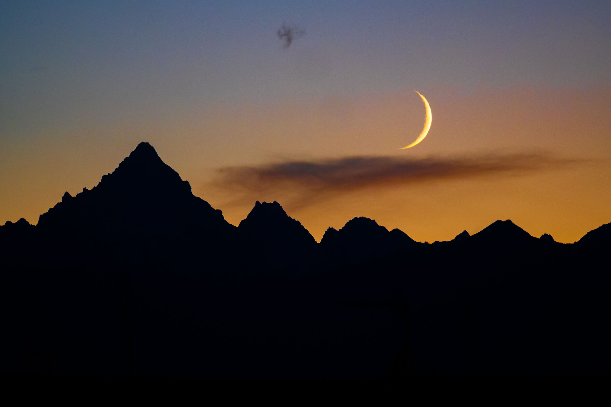 Il Monviso con spicchio di luna...