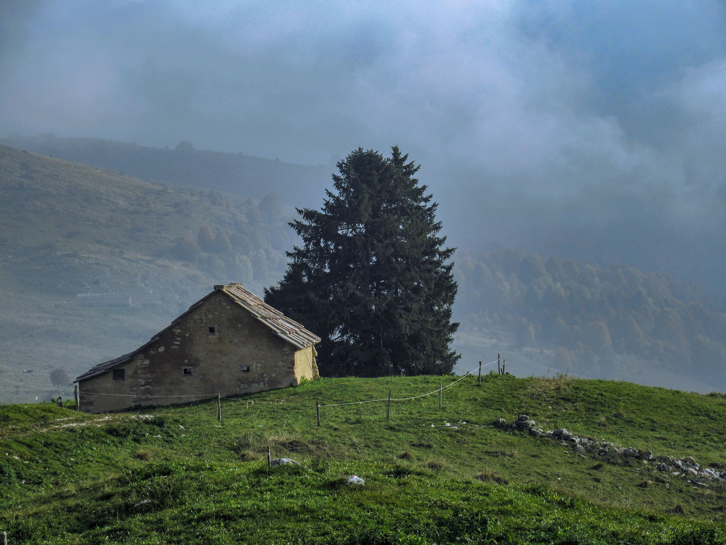 Malga nella nebbia