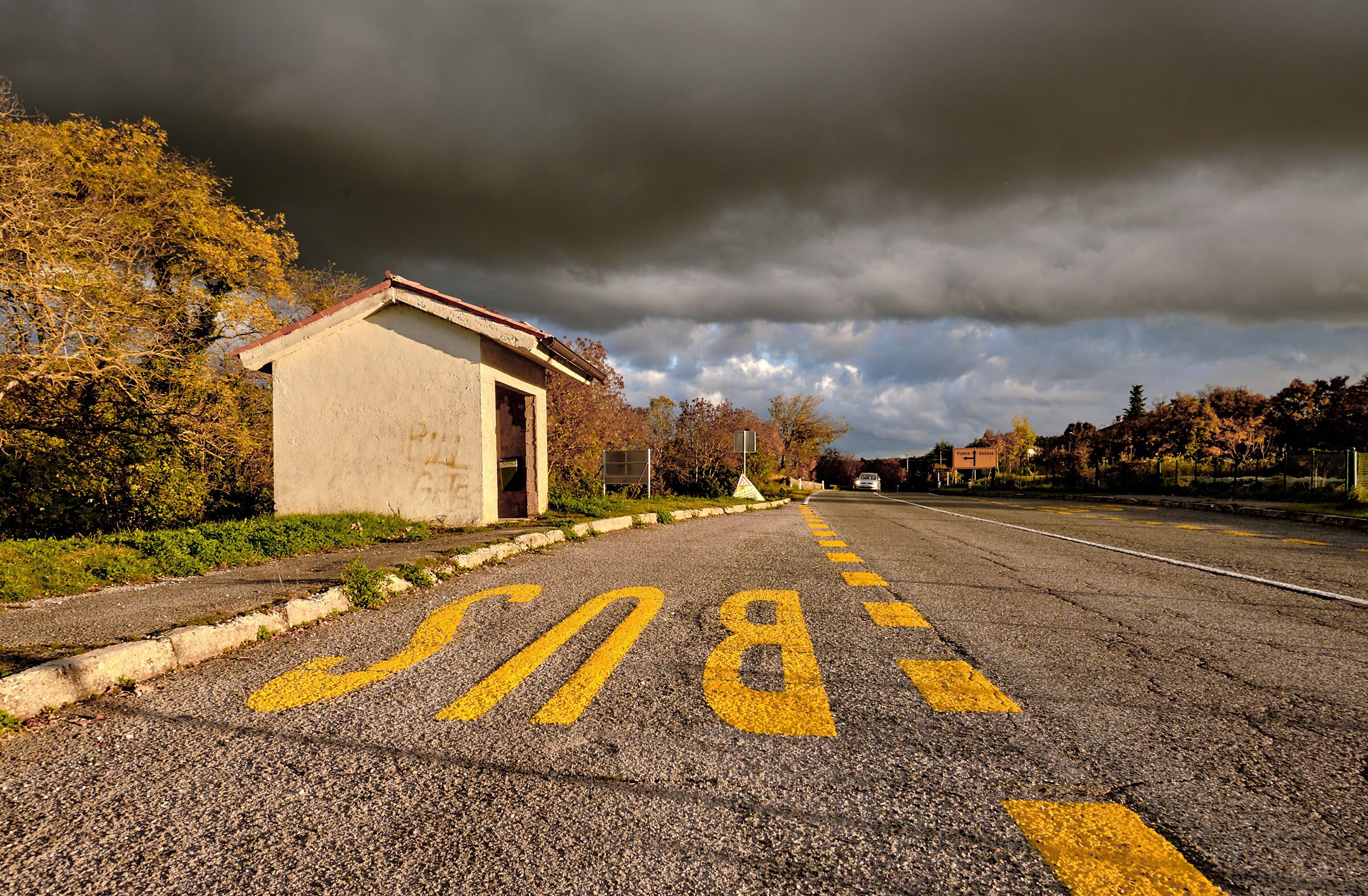 Aspettando l'autobus a Stanjel