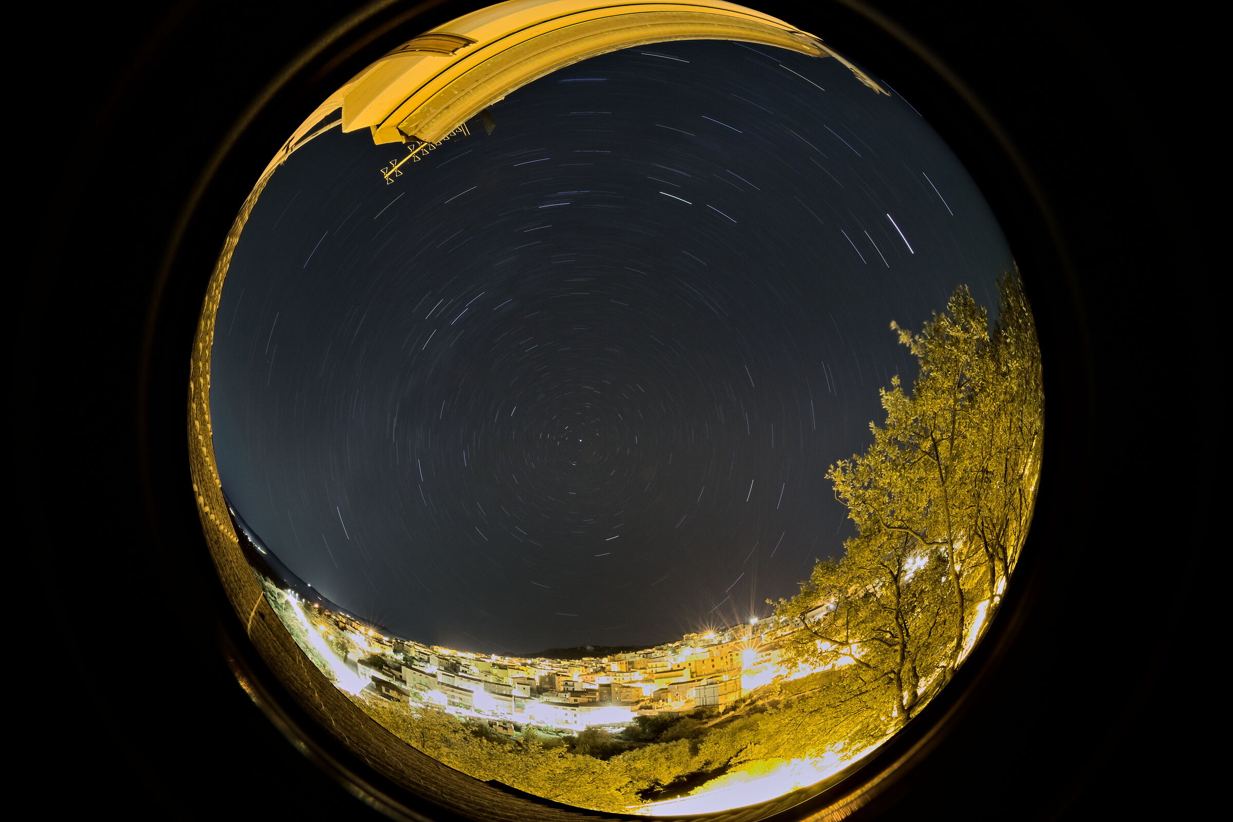 Paese di notte con star trails