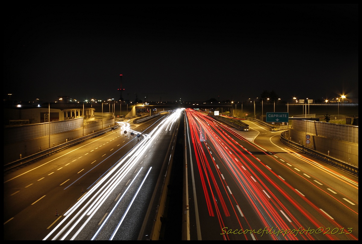 scie luminose in autostrada