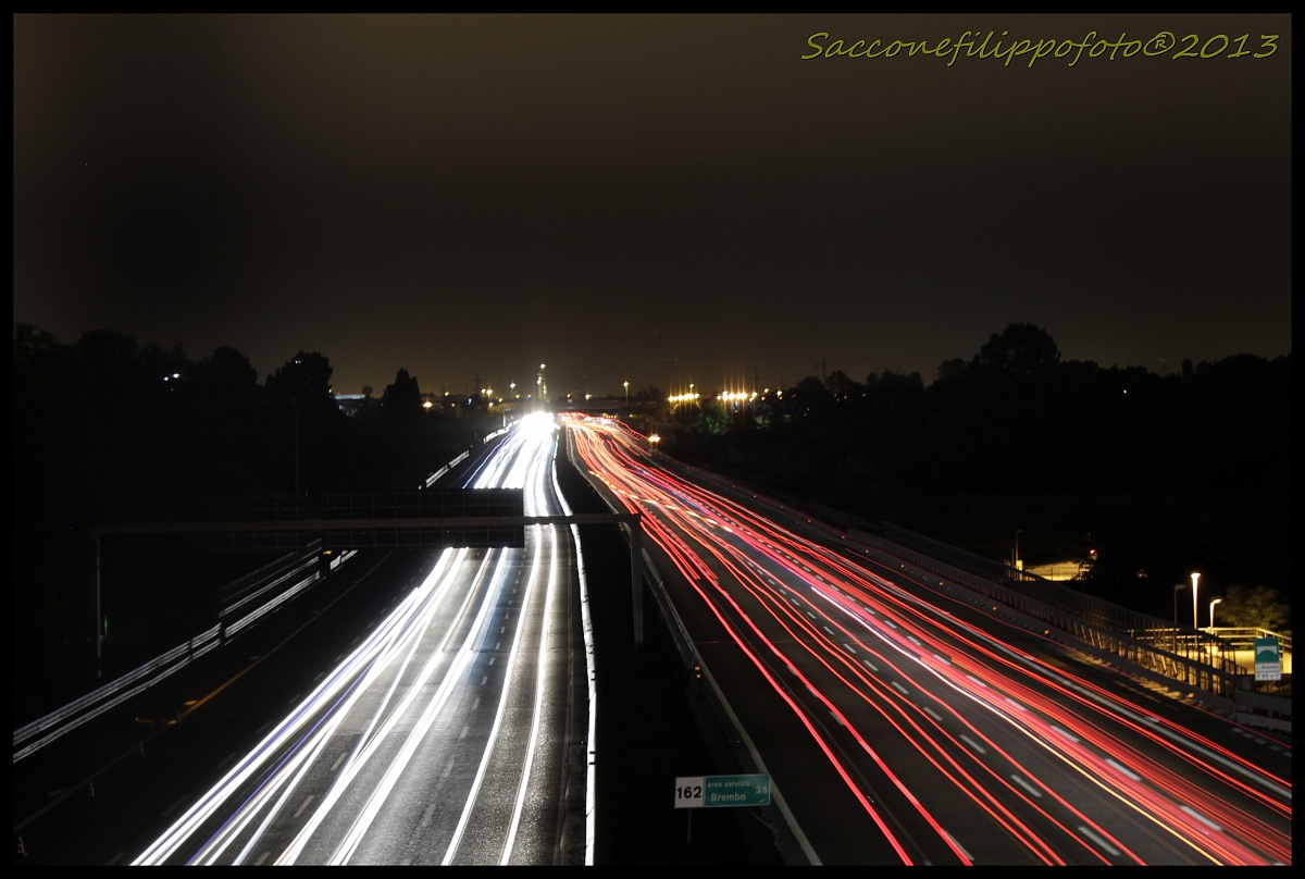 scie luminose in autostrada