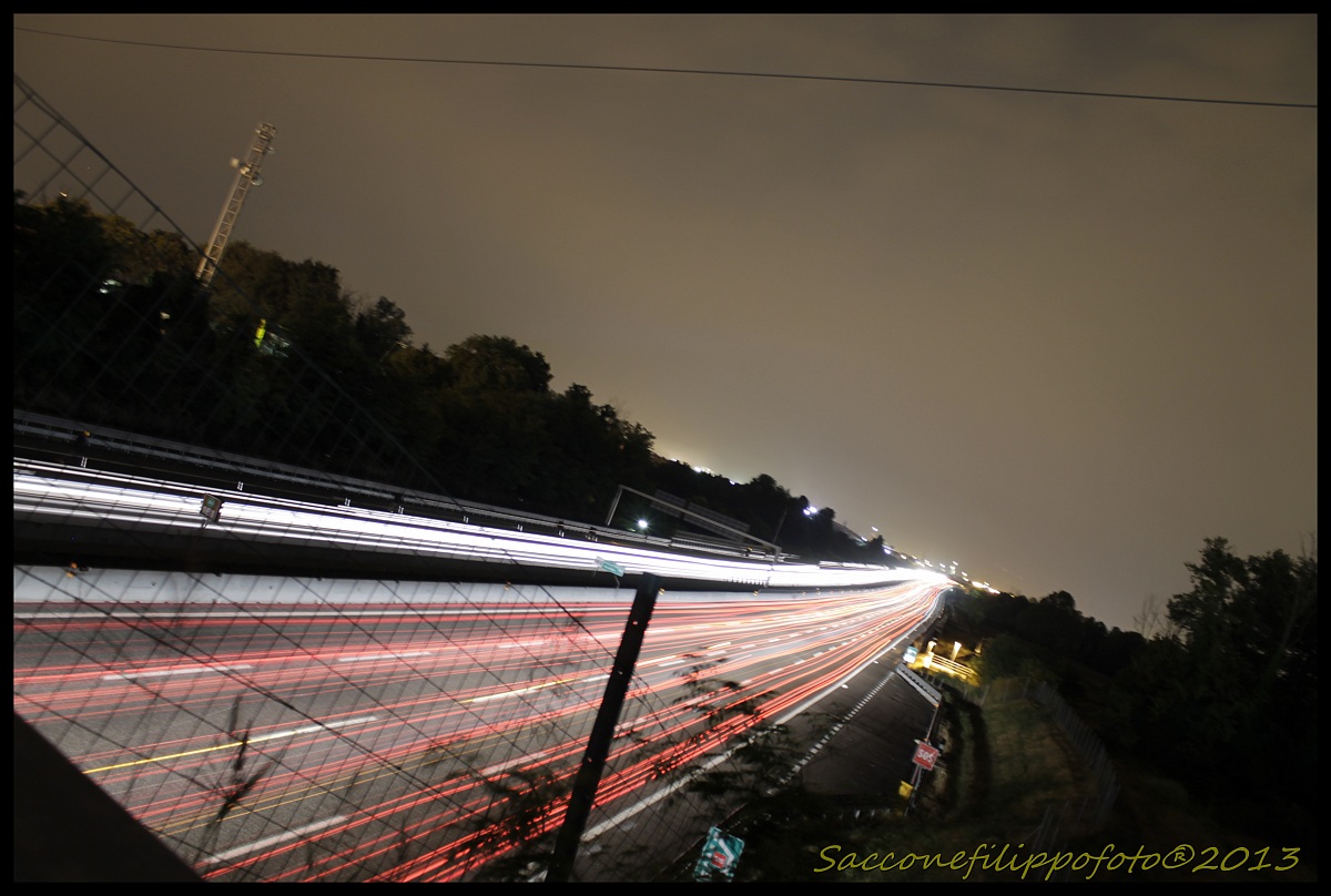 scie luminose in autostrada