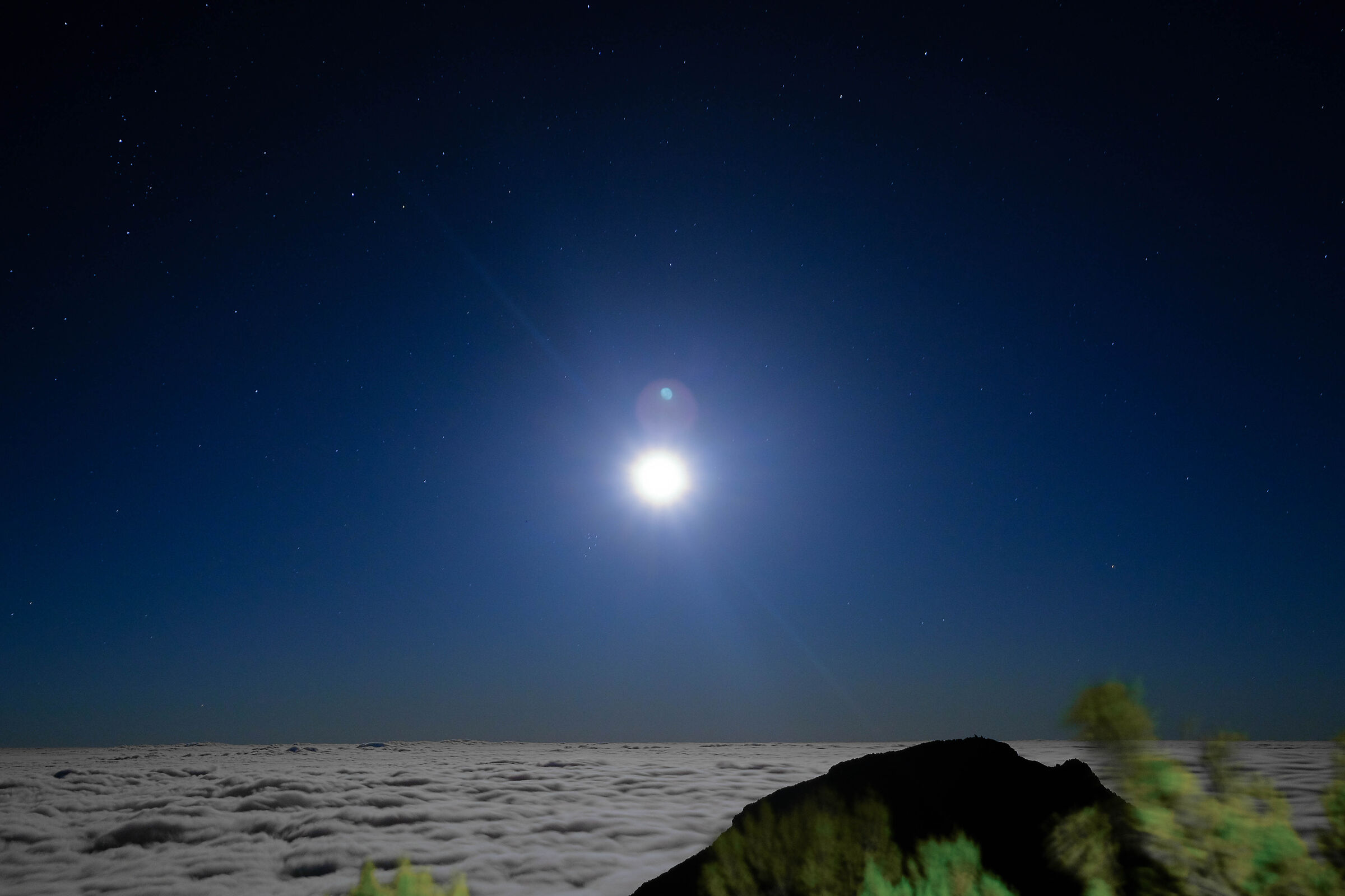 Luna piena e mare di nuvole