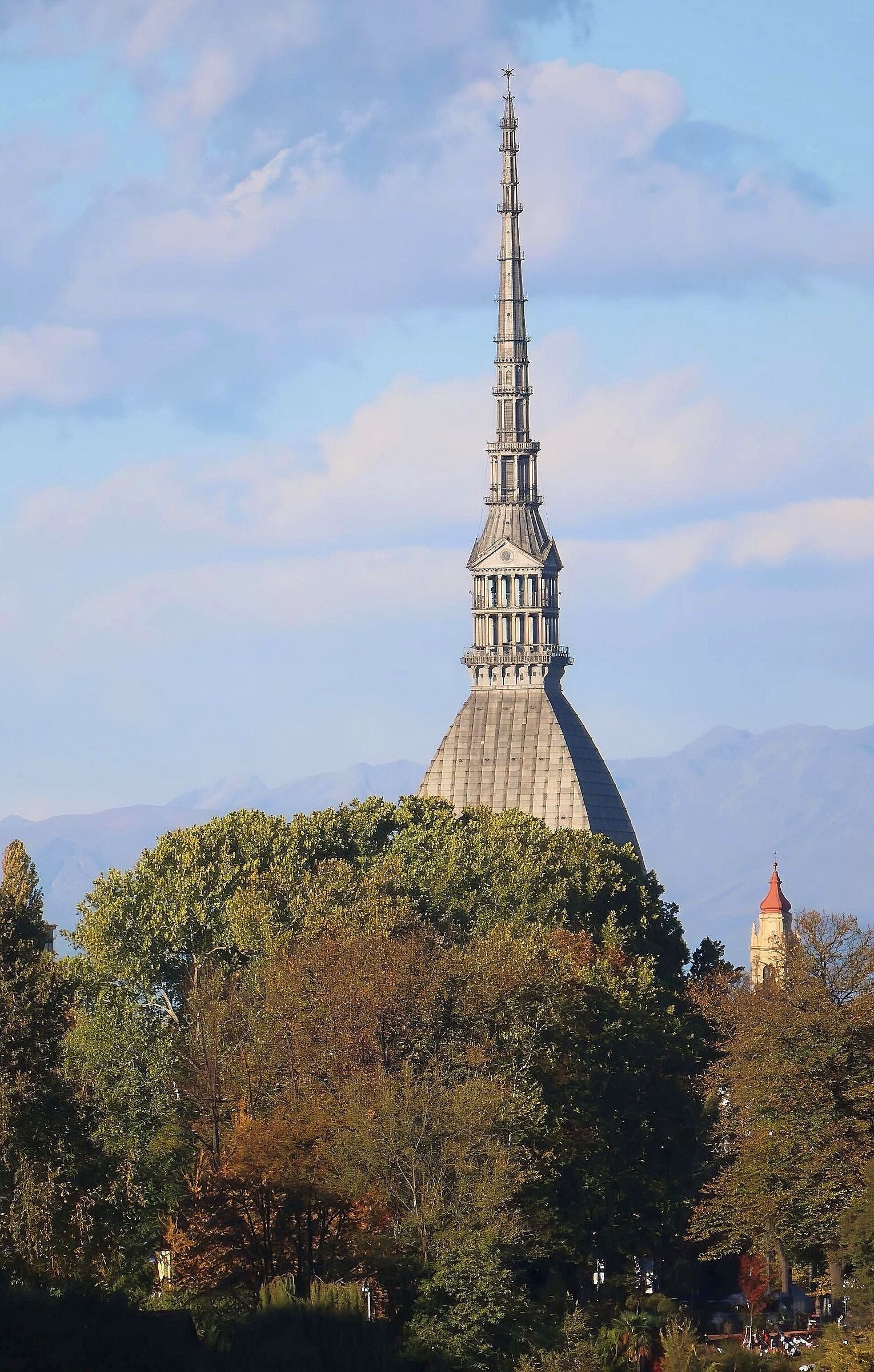 Torino: Mole Antonelliana vista dalla riva del Po