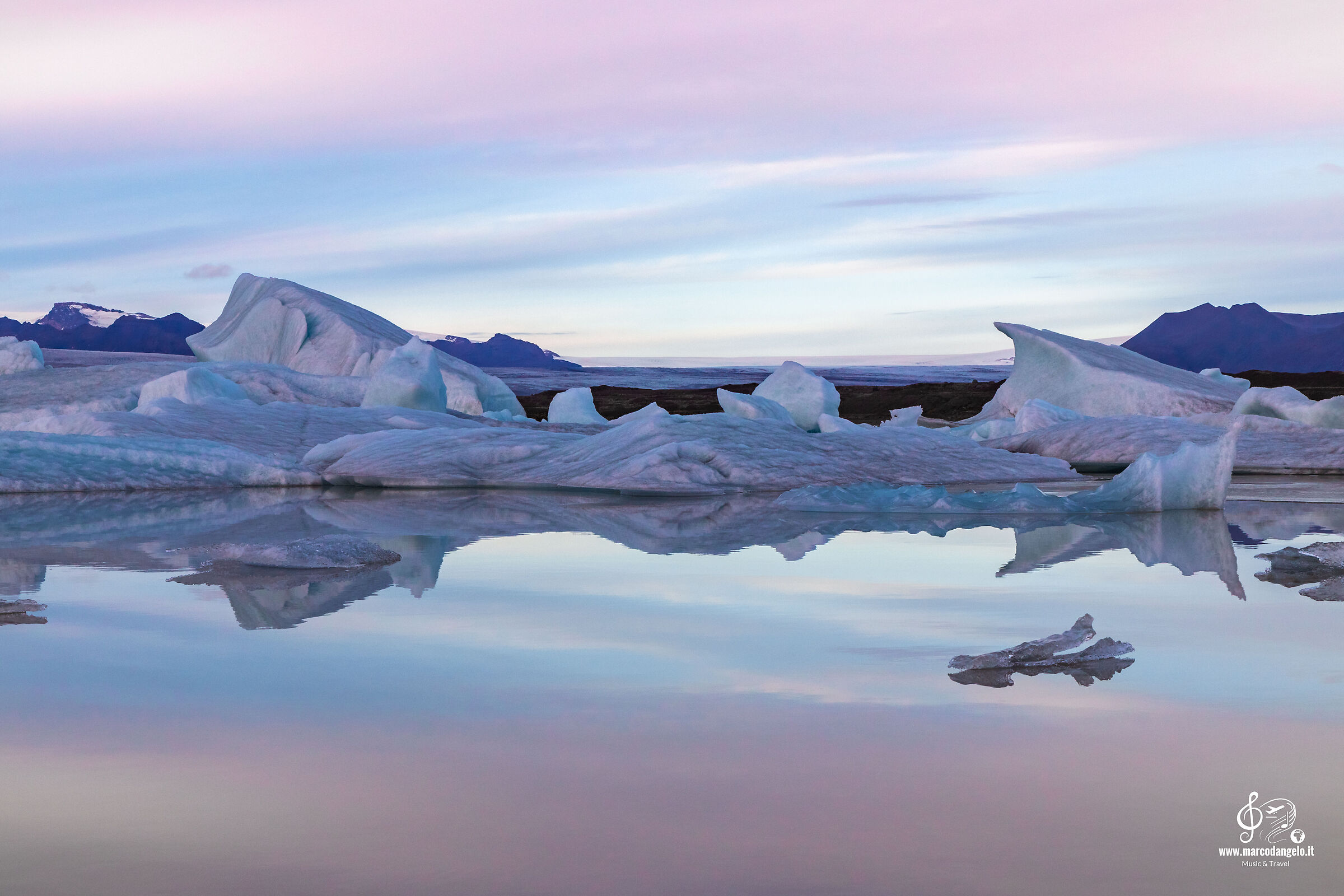 Fjallsárlón iceberg reflection