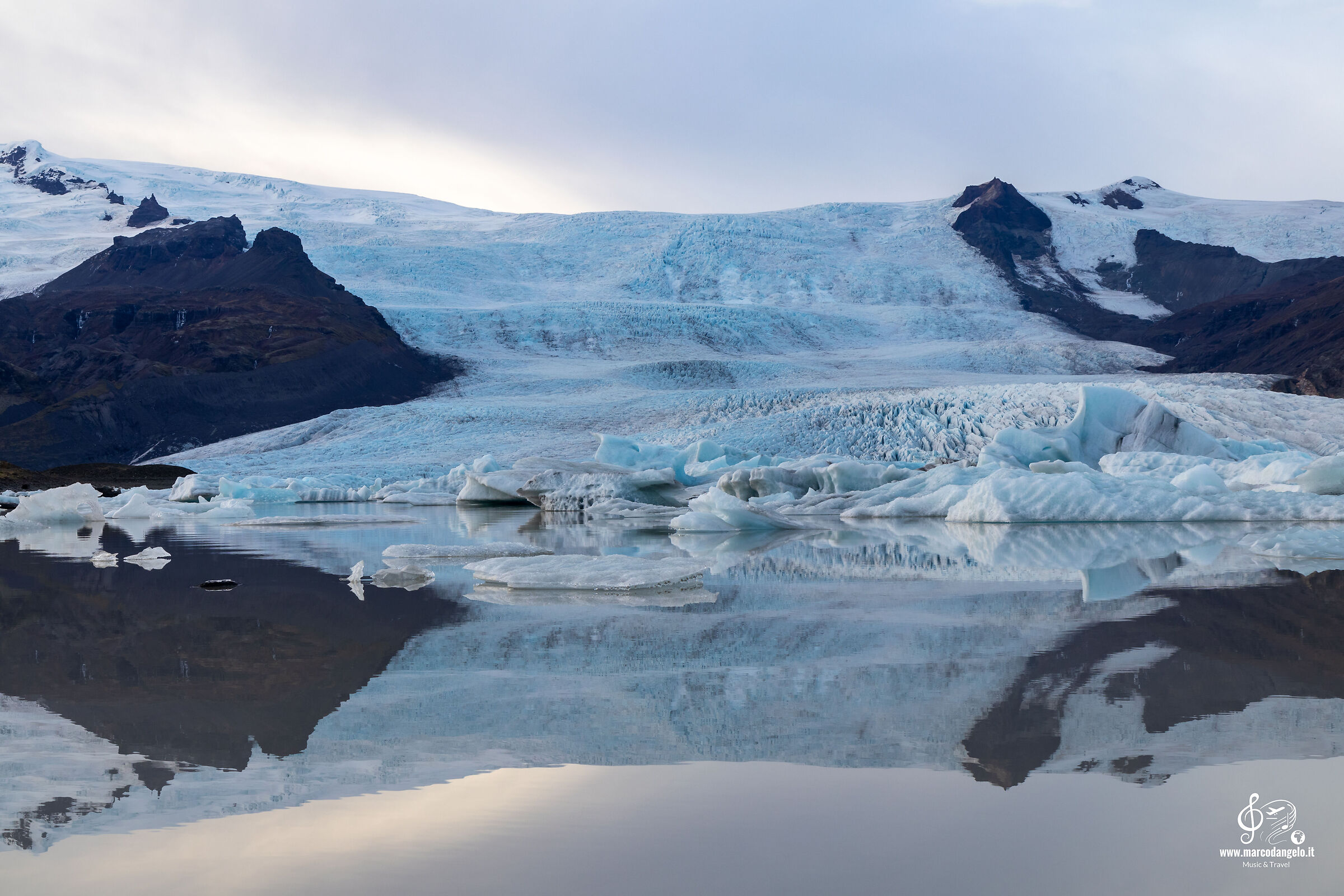 Fjallsárlón reflection