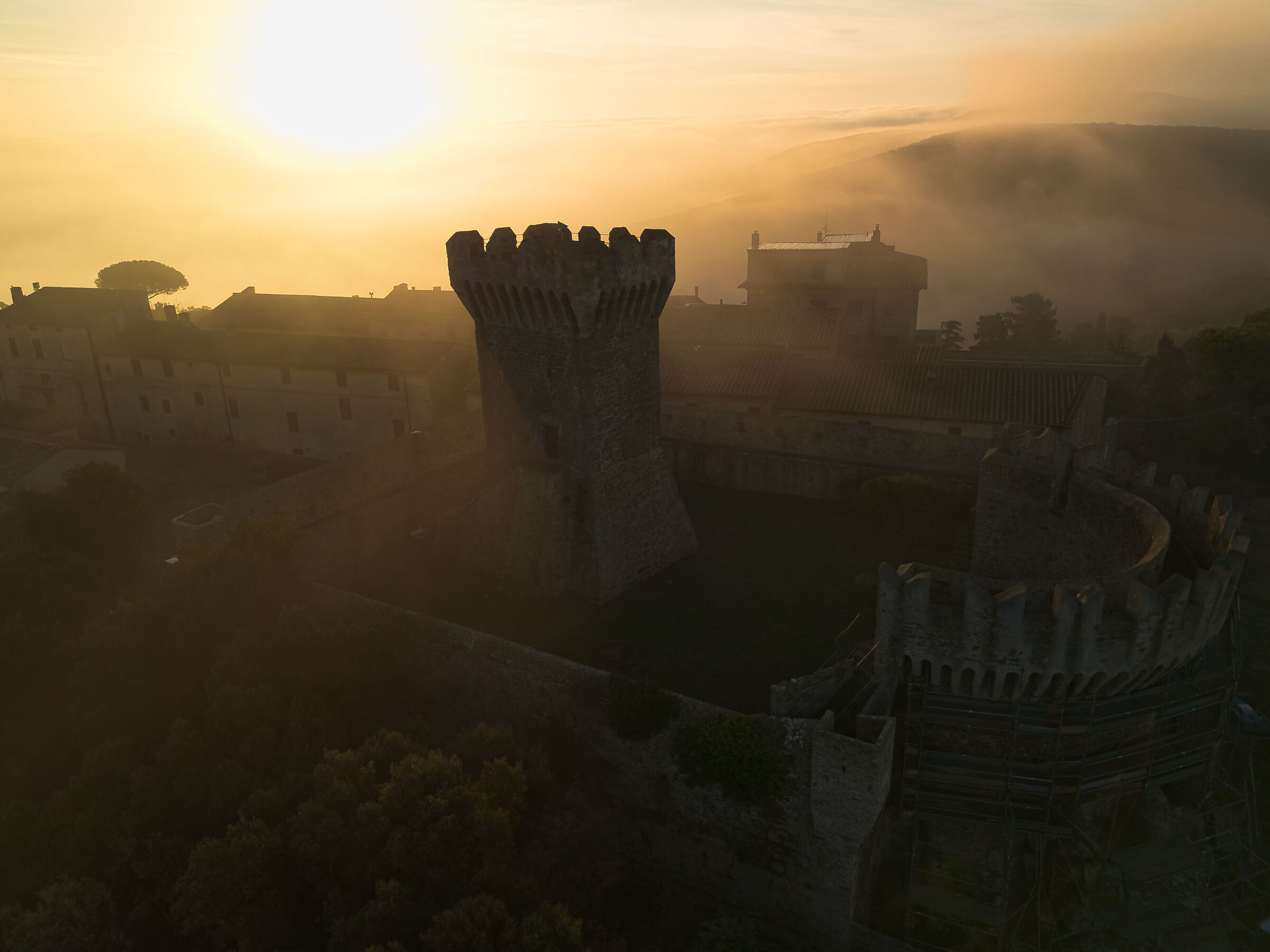 Torre di Populonia all'alba