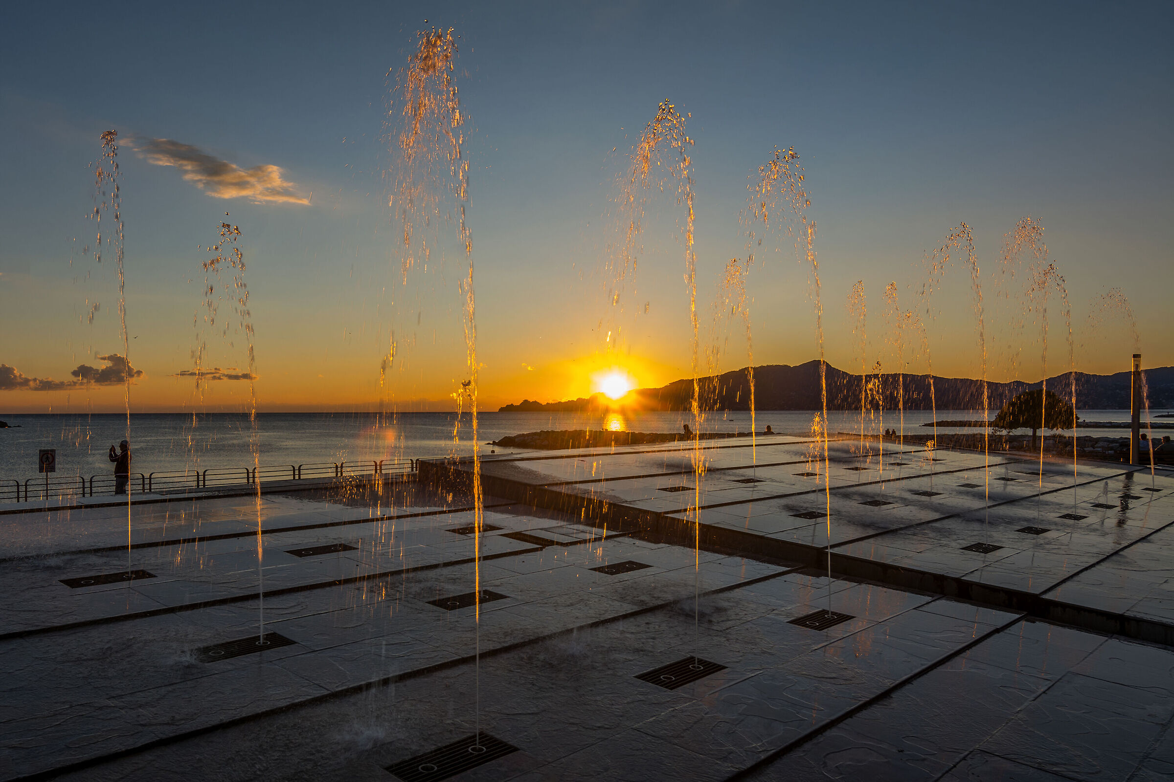 The sunset and the fountain