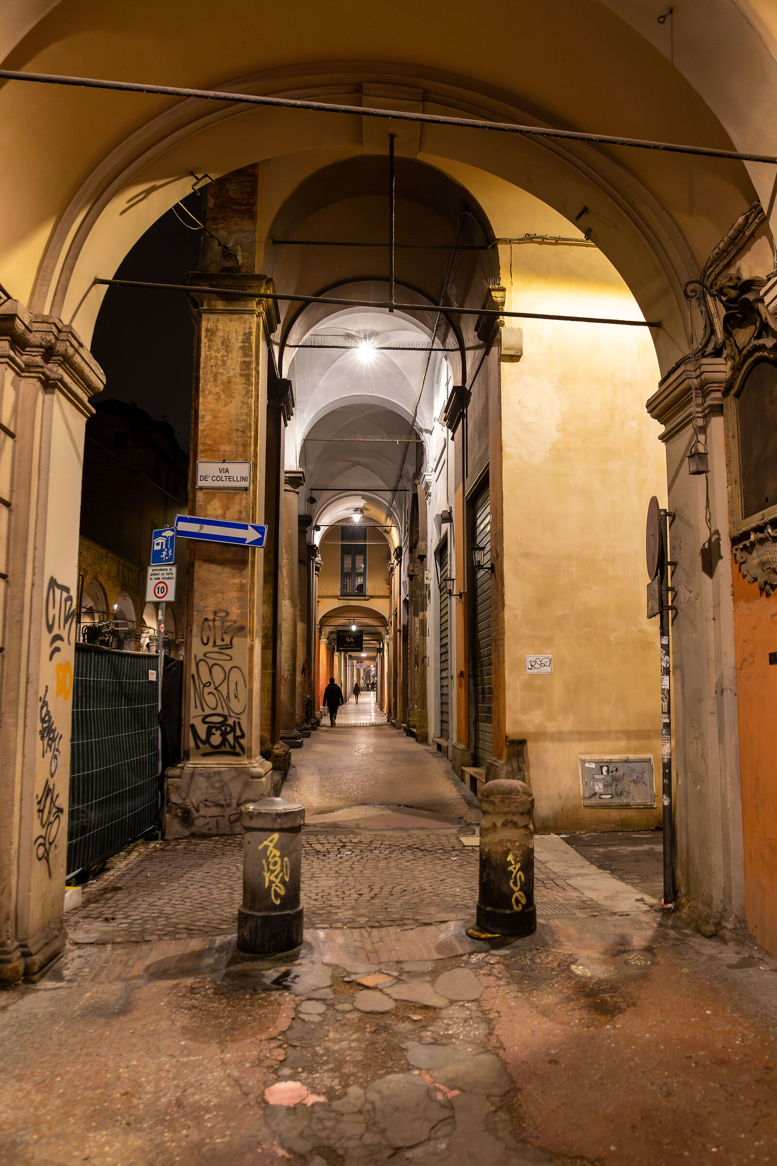 Walking in via S.Felice, Bologna