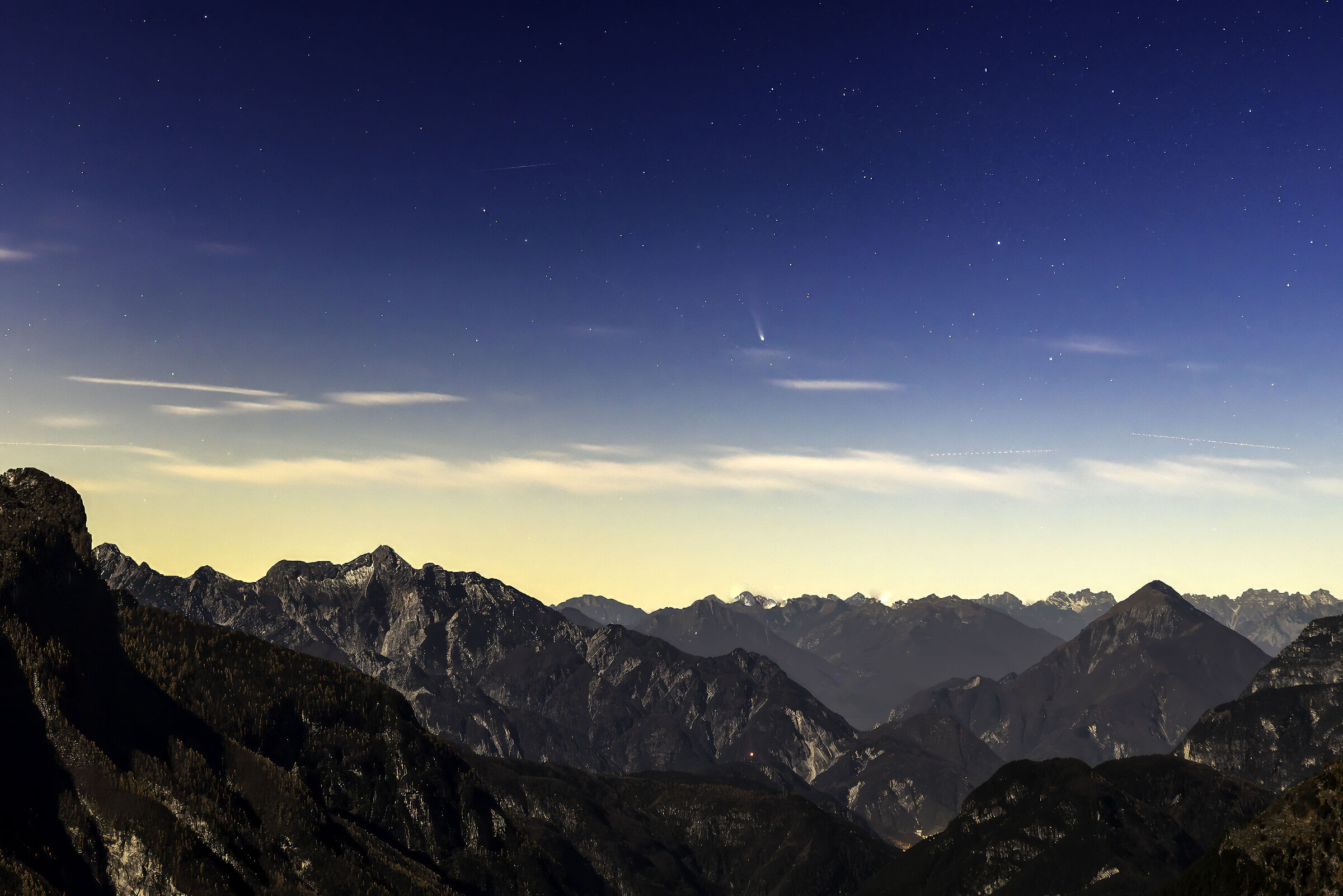 Tramonto sui piani del Montasio con la piccola cometa