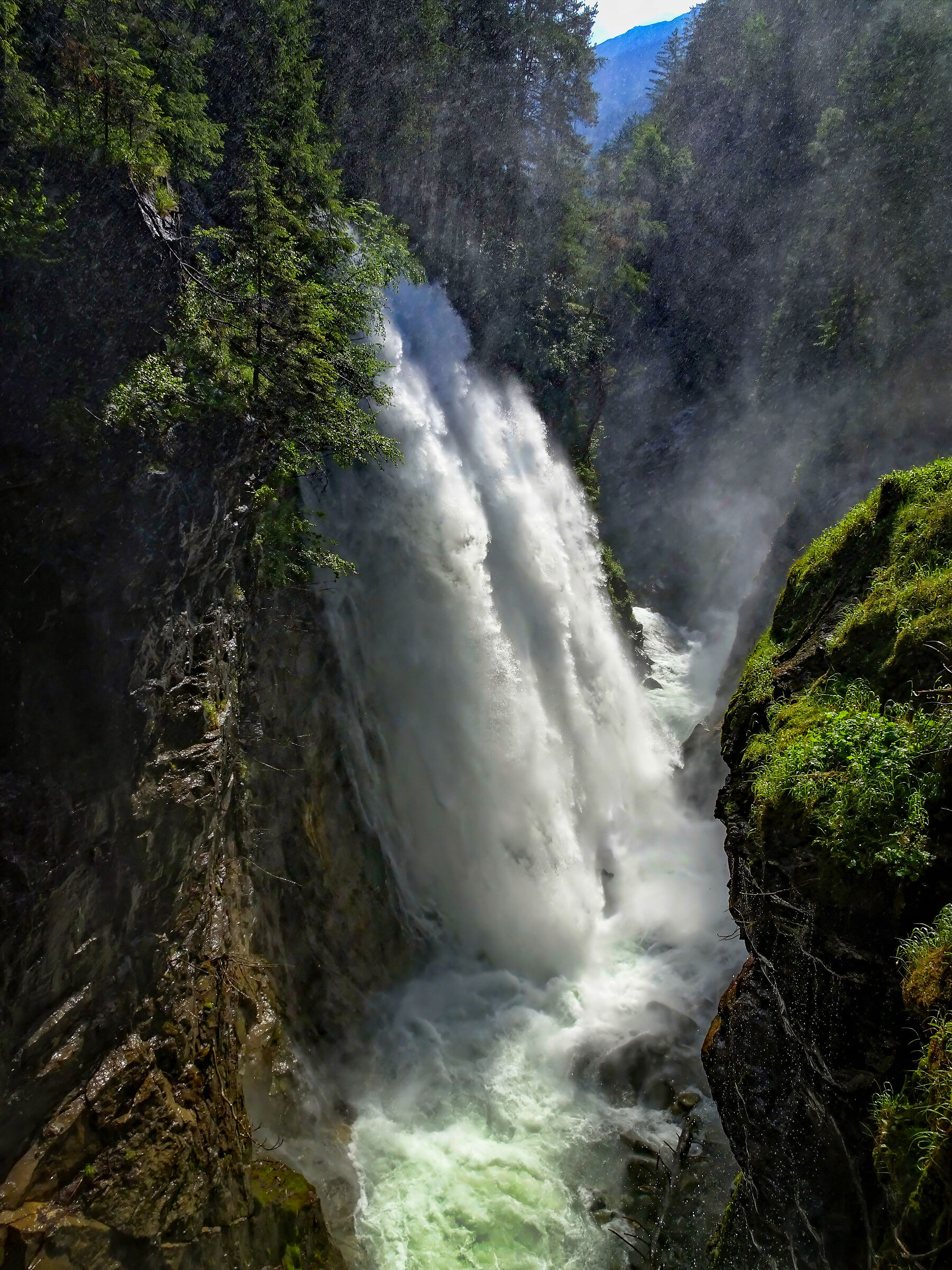 Le Imponenti Cascate di Riva