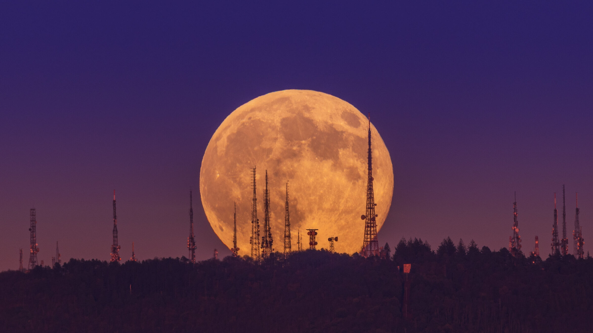 The moon and the antennas of Monte Serra