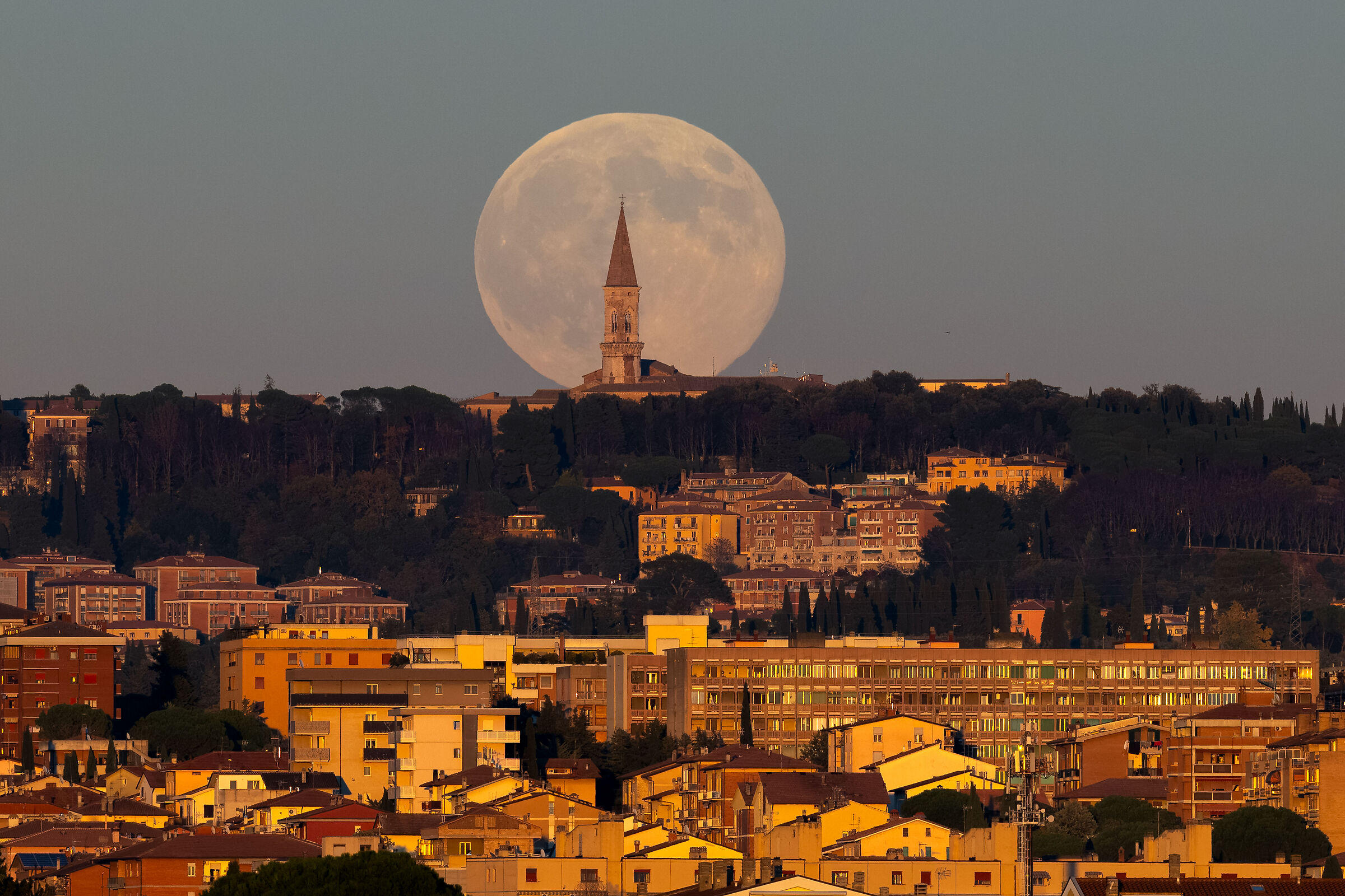 Sorge la SuperLuna su San Pietro