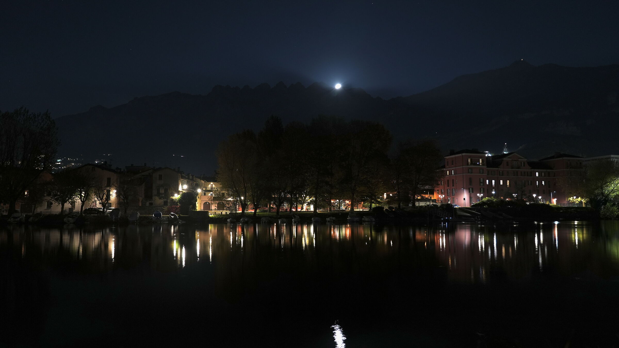 Pescarenico, the full moon rises behind the mountains