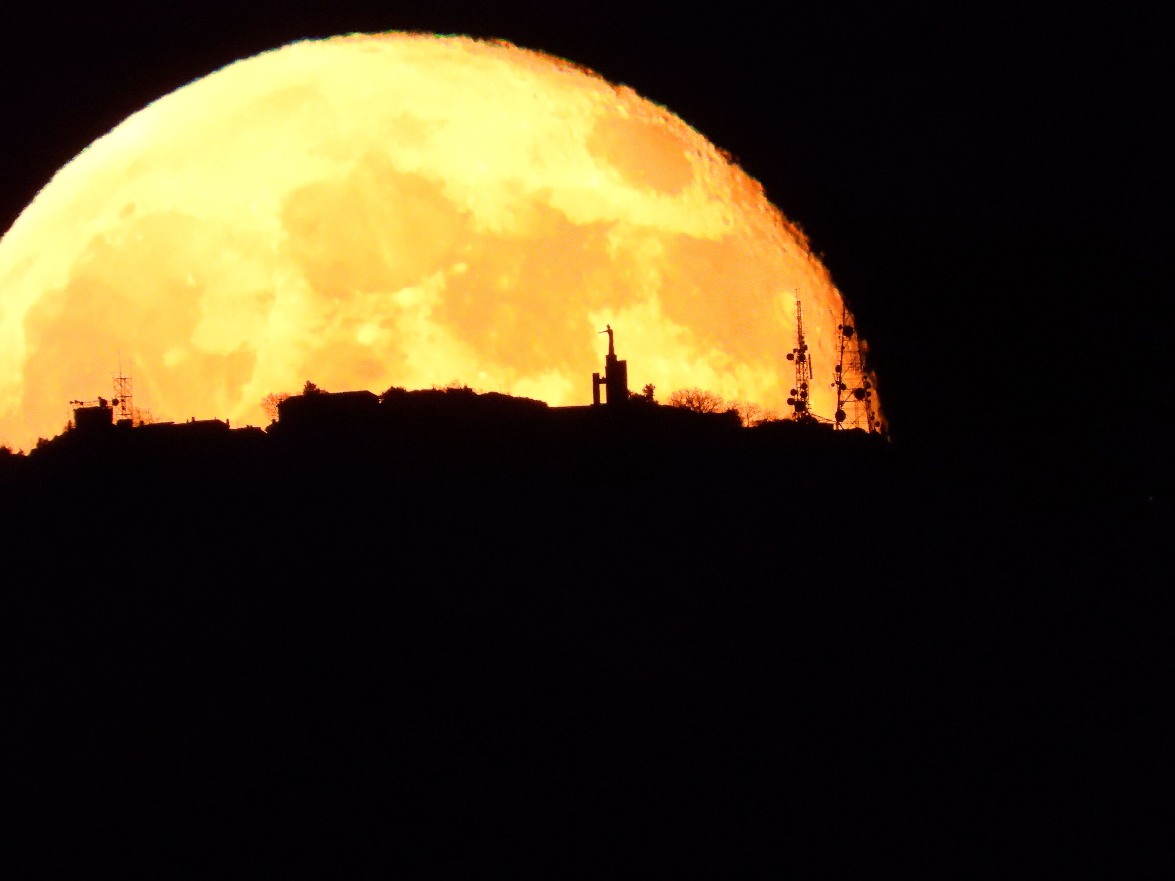 Redeemer Palestrina in front of the beaver moon 2025