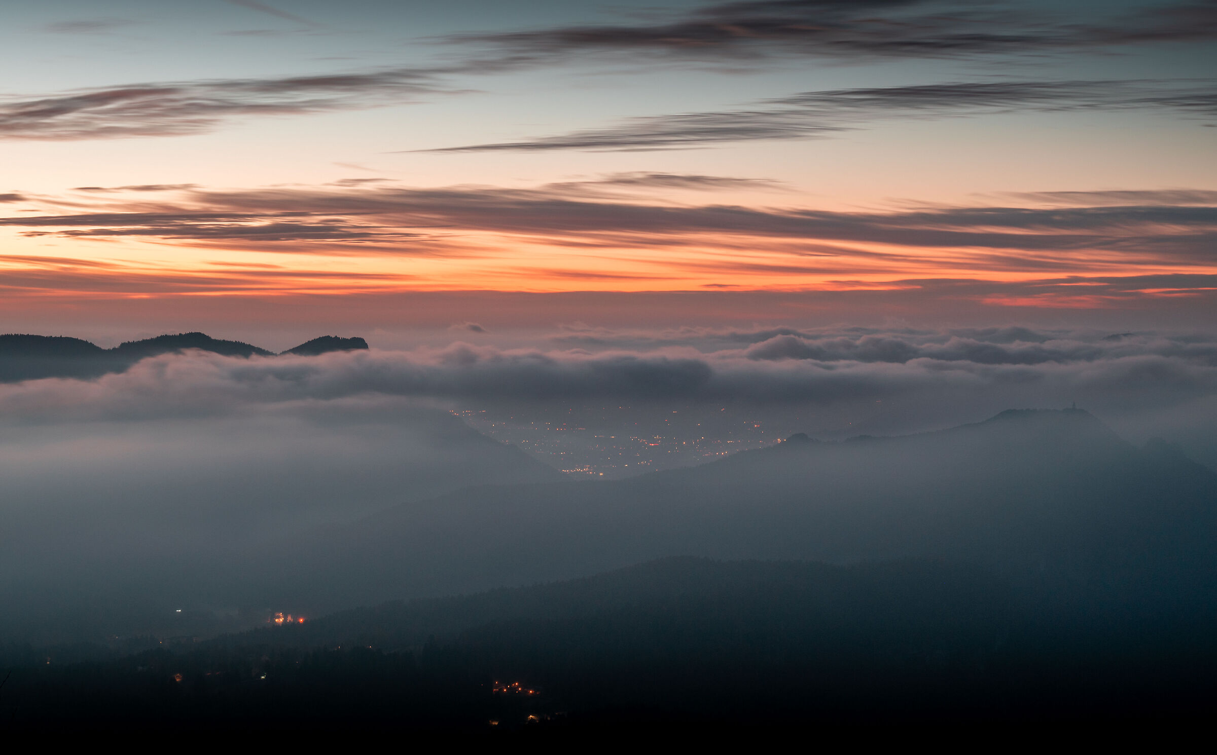 The fog on the bristling hills
