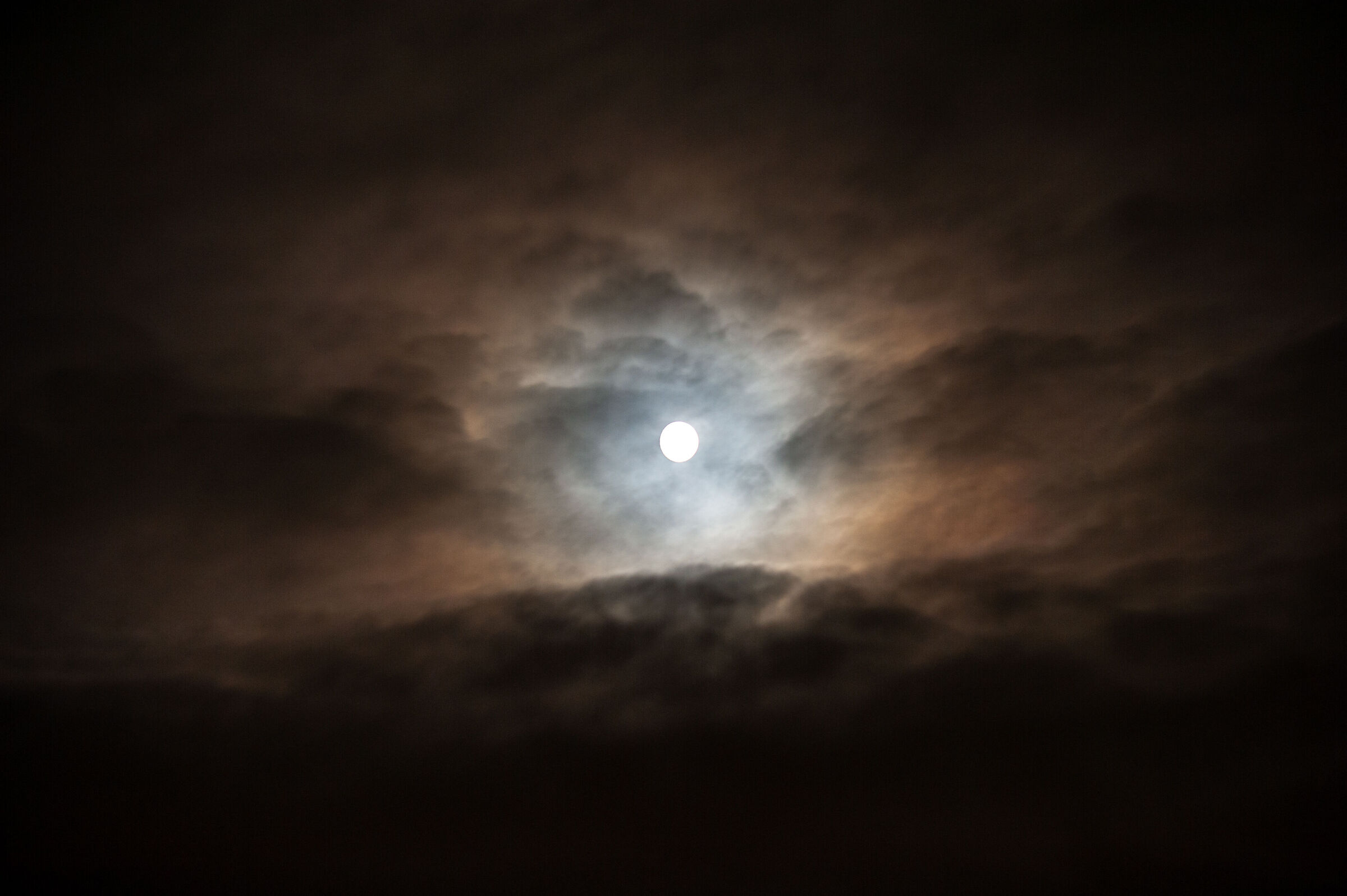 Luna tra le nuvole