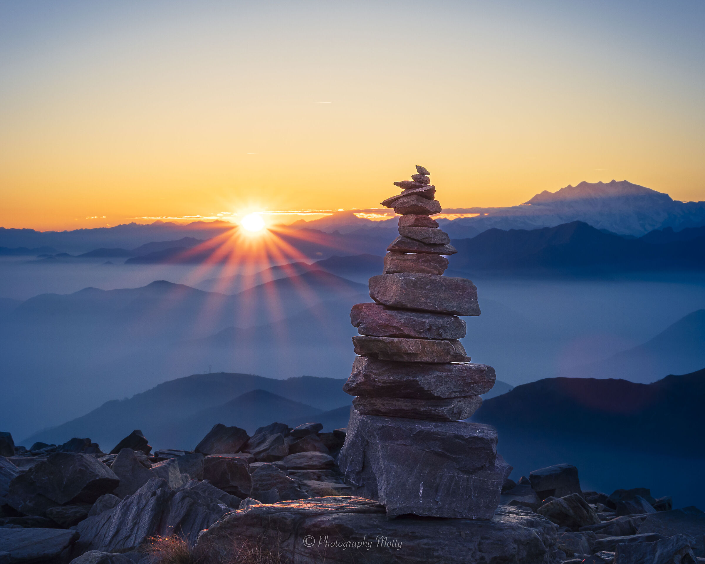 L'ometto che ogni sera guarda il tramonto
