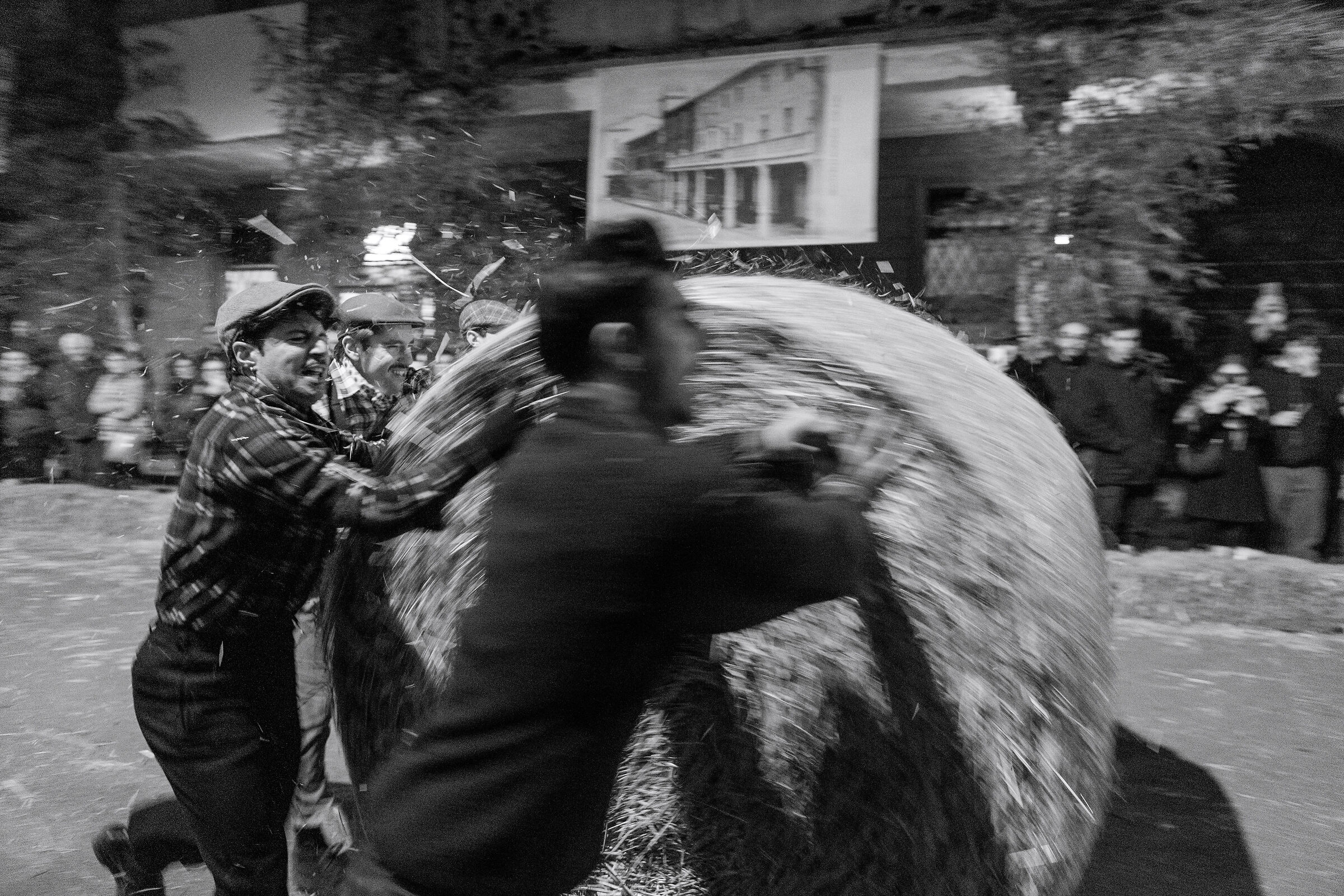 The race between farmsteads - straw bale race