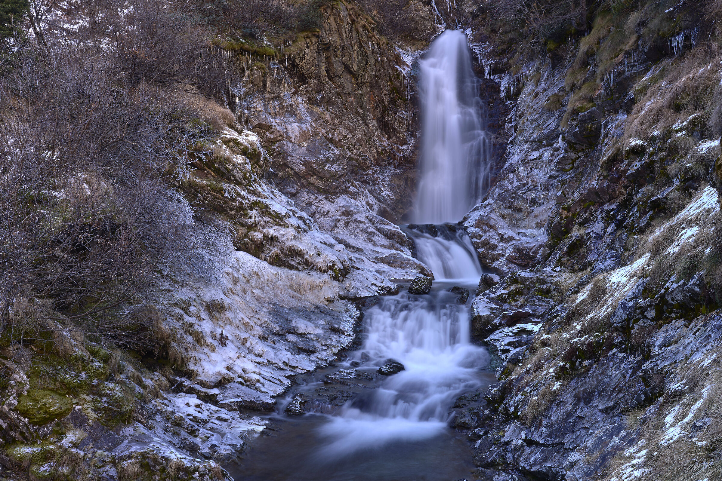 Waterfall and first frosts