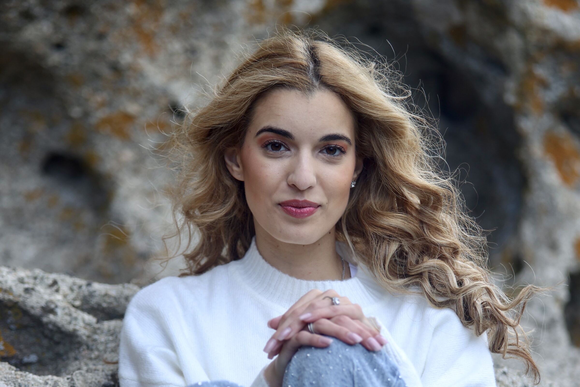 Alisia accarezzata dalla tiepida brezza di Zefiro